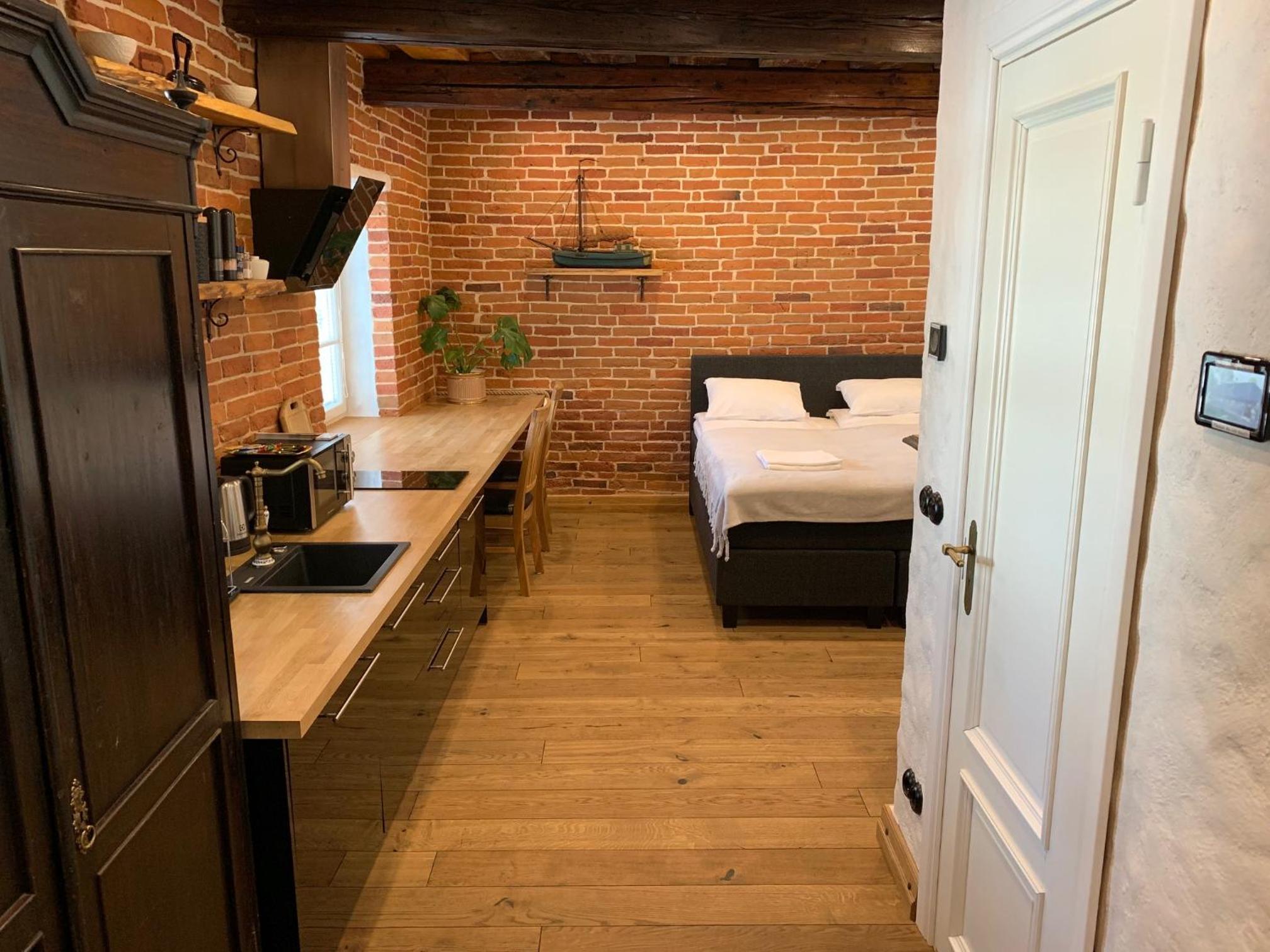 Studio Apartment - Photo 1