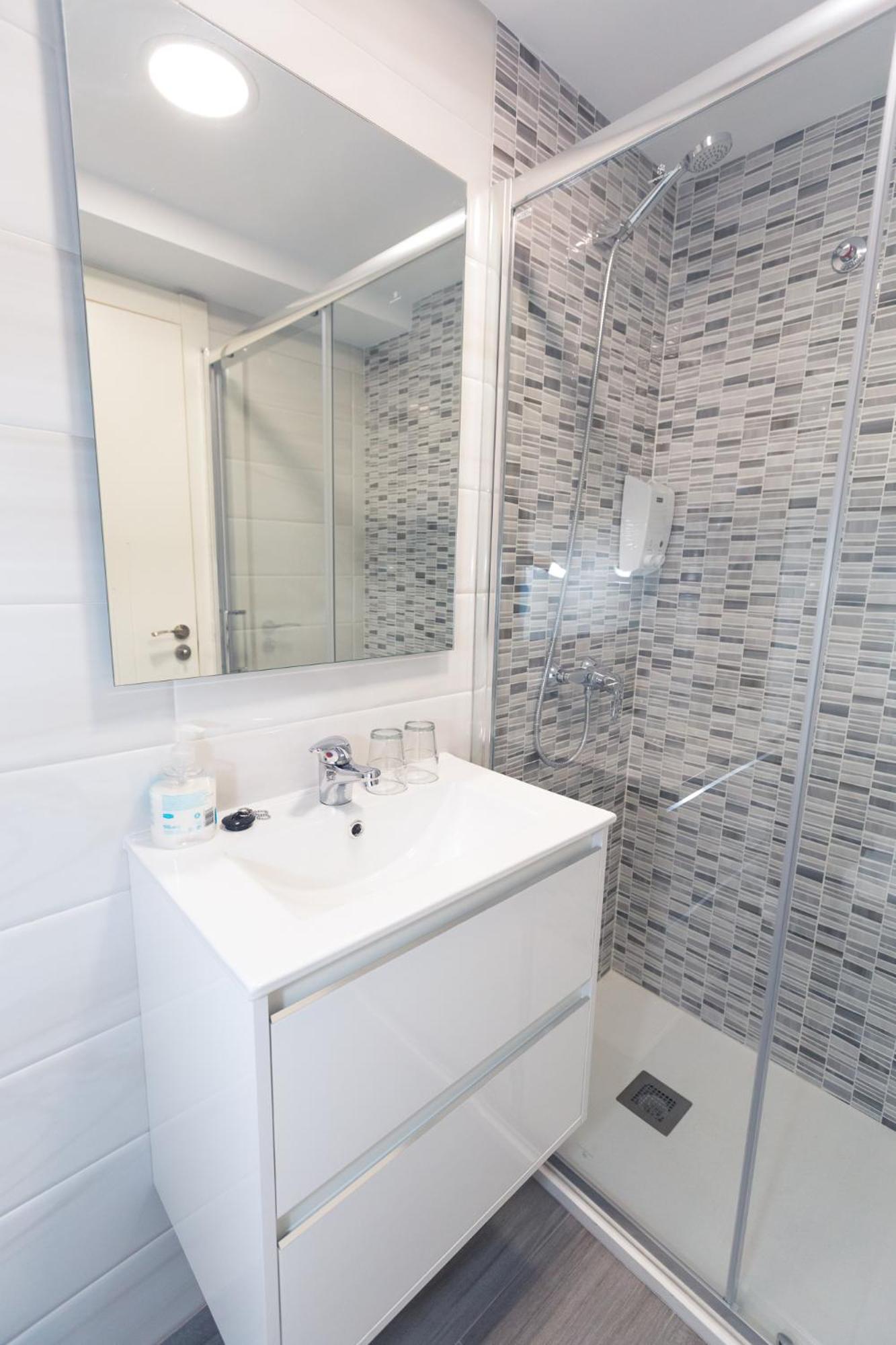 Twin Room with Private Bathroom - Photo 6
