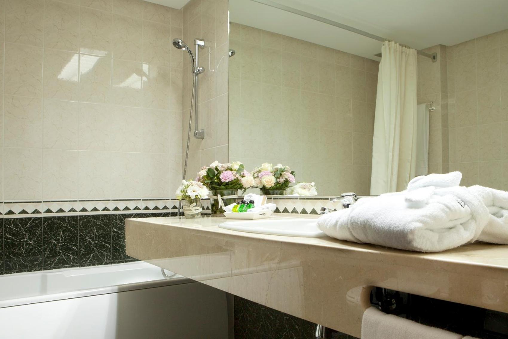 Standard King Room - Photo 5