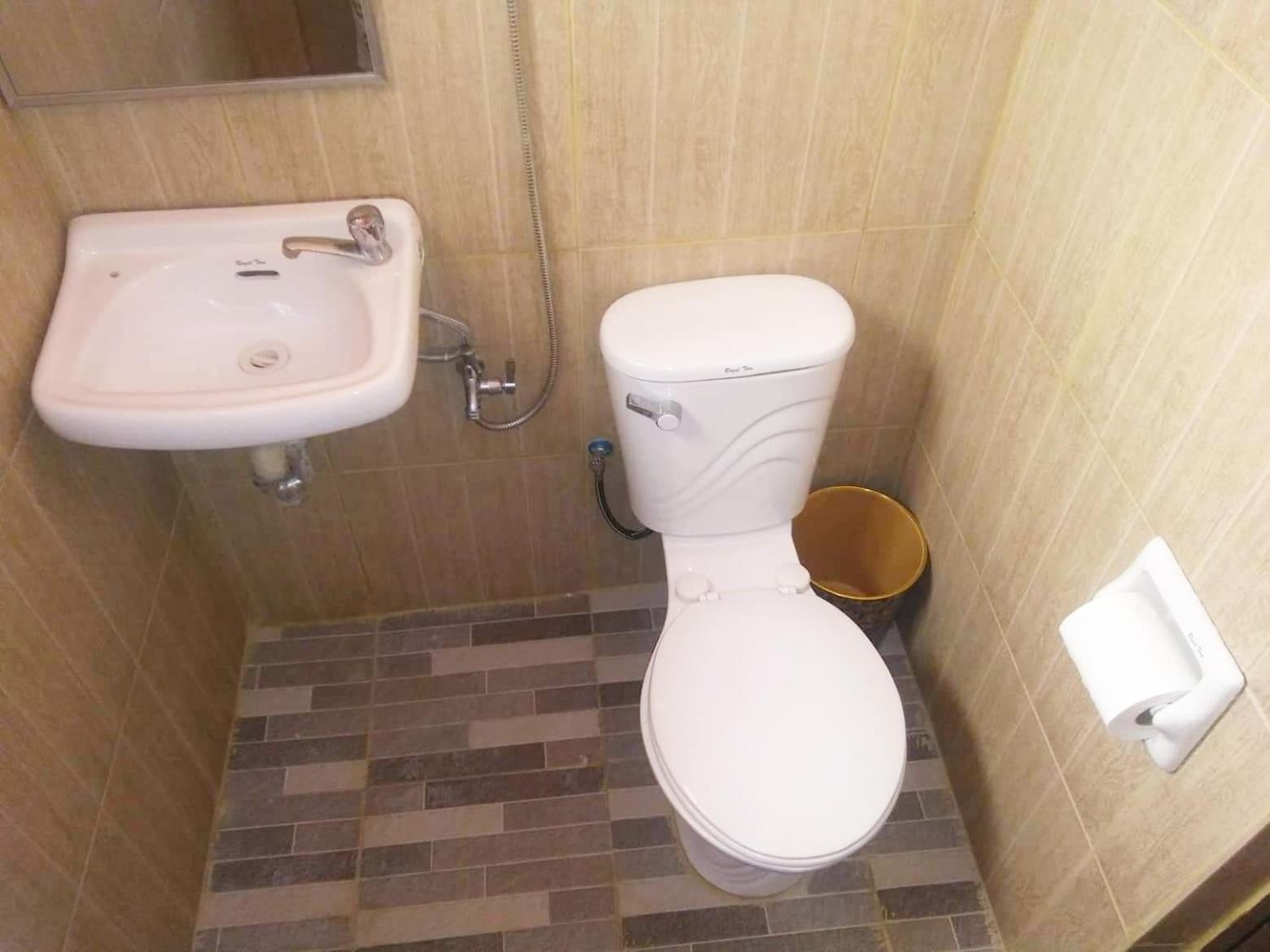 Family Room with Private Bathroom - Photo 2