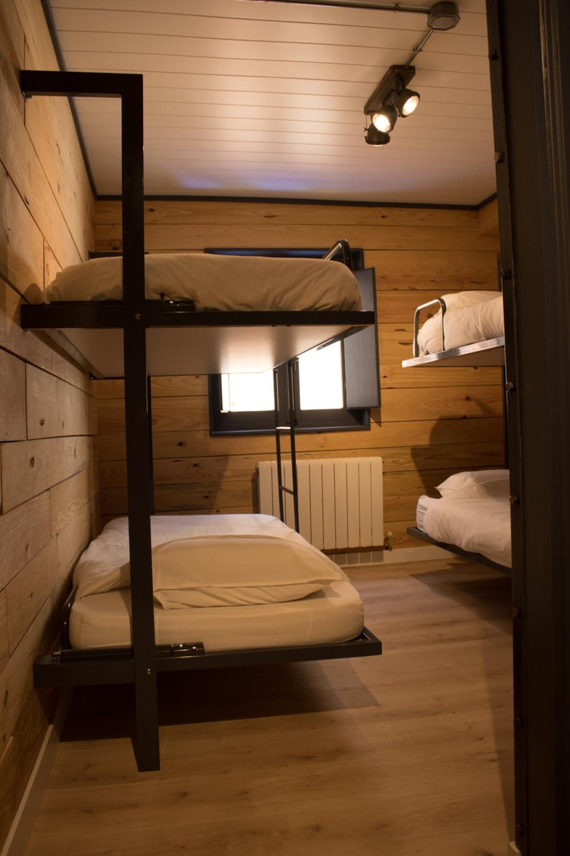 Quadruple Room with Private Bathroom - Photo 4
