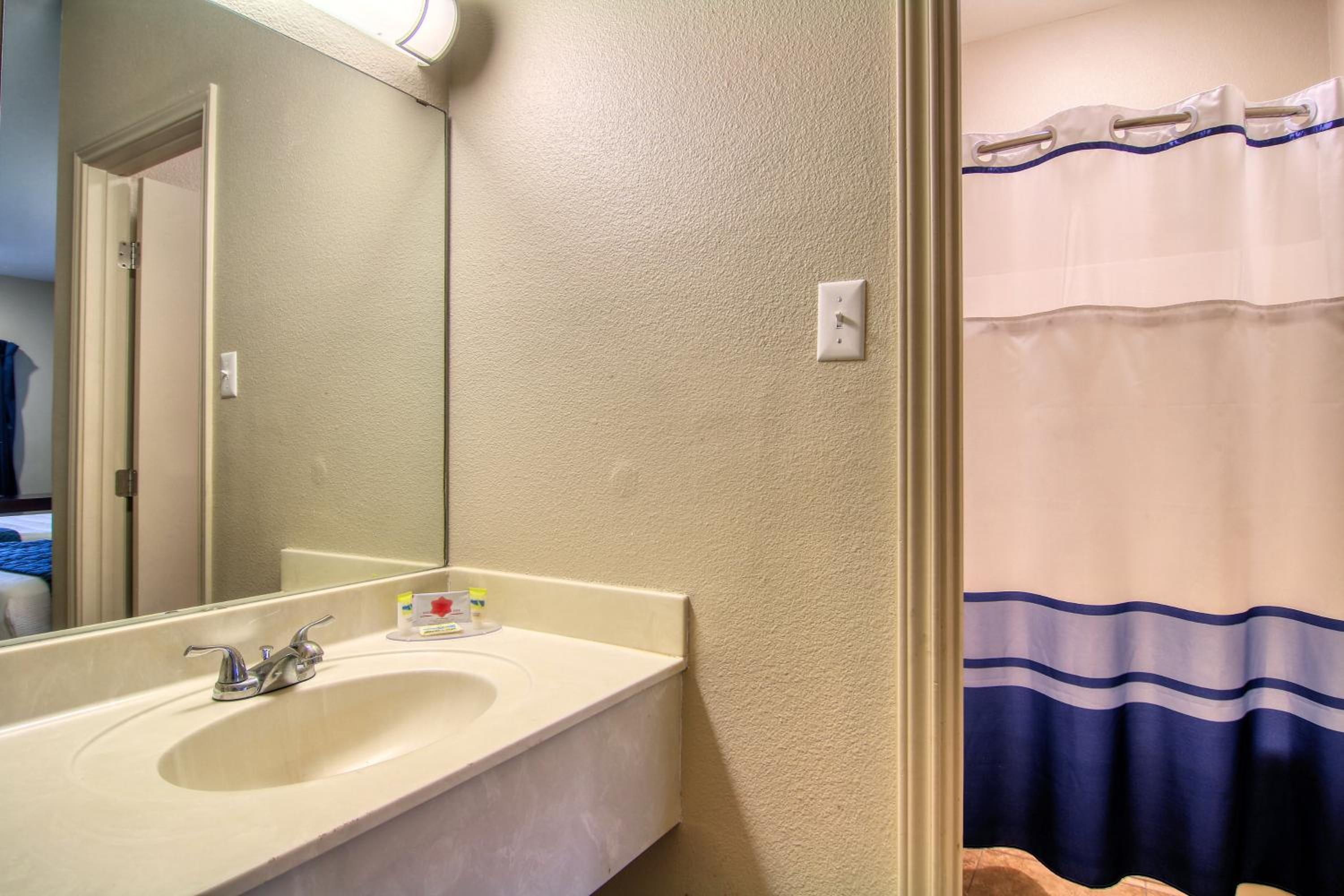 Budget Double Room - Photo 5
