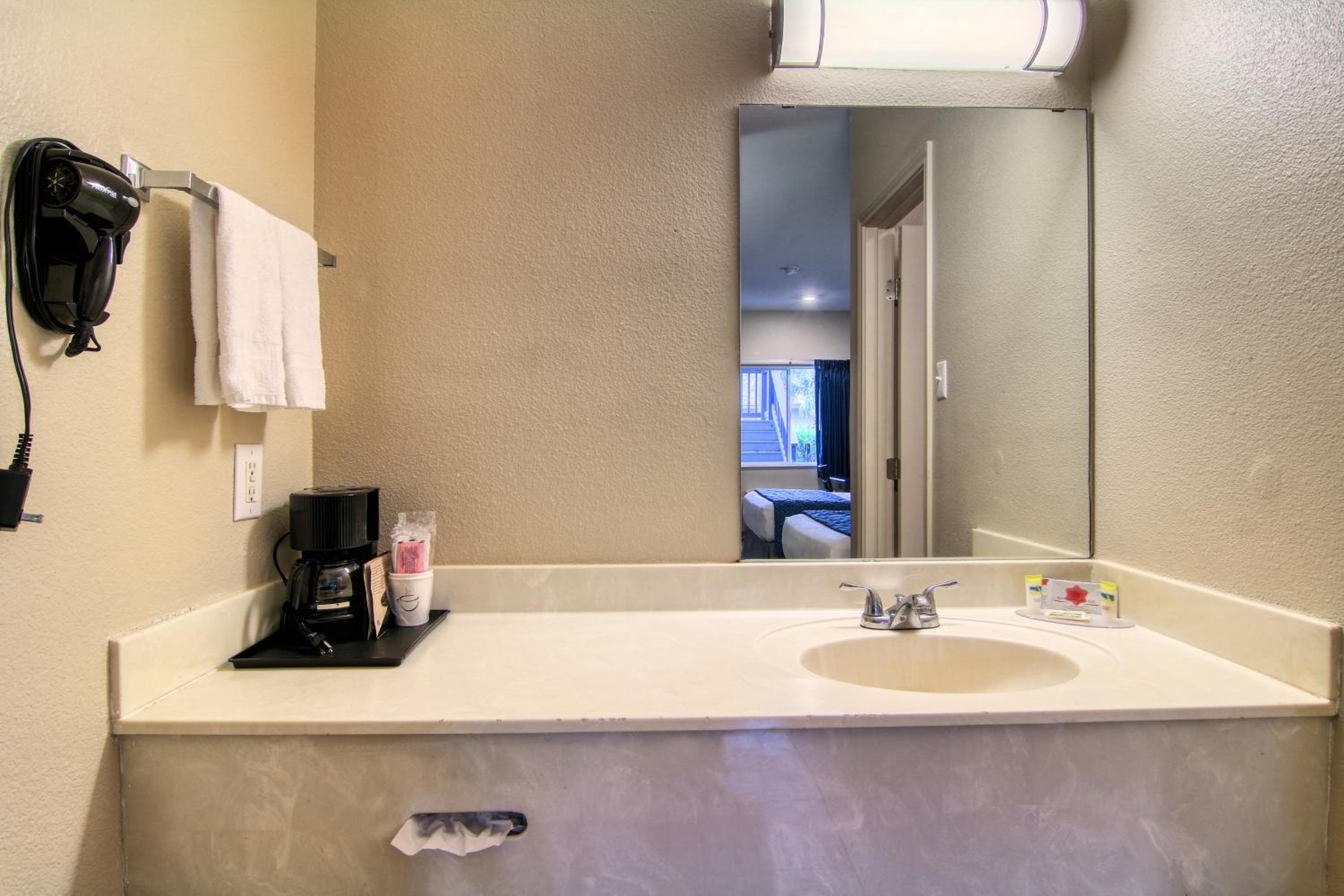 Budget Double Room - Photo 6