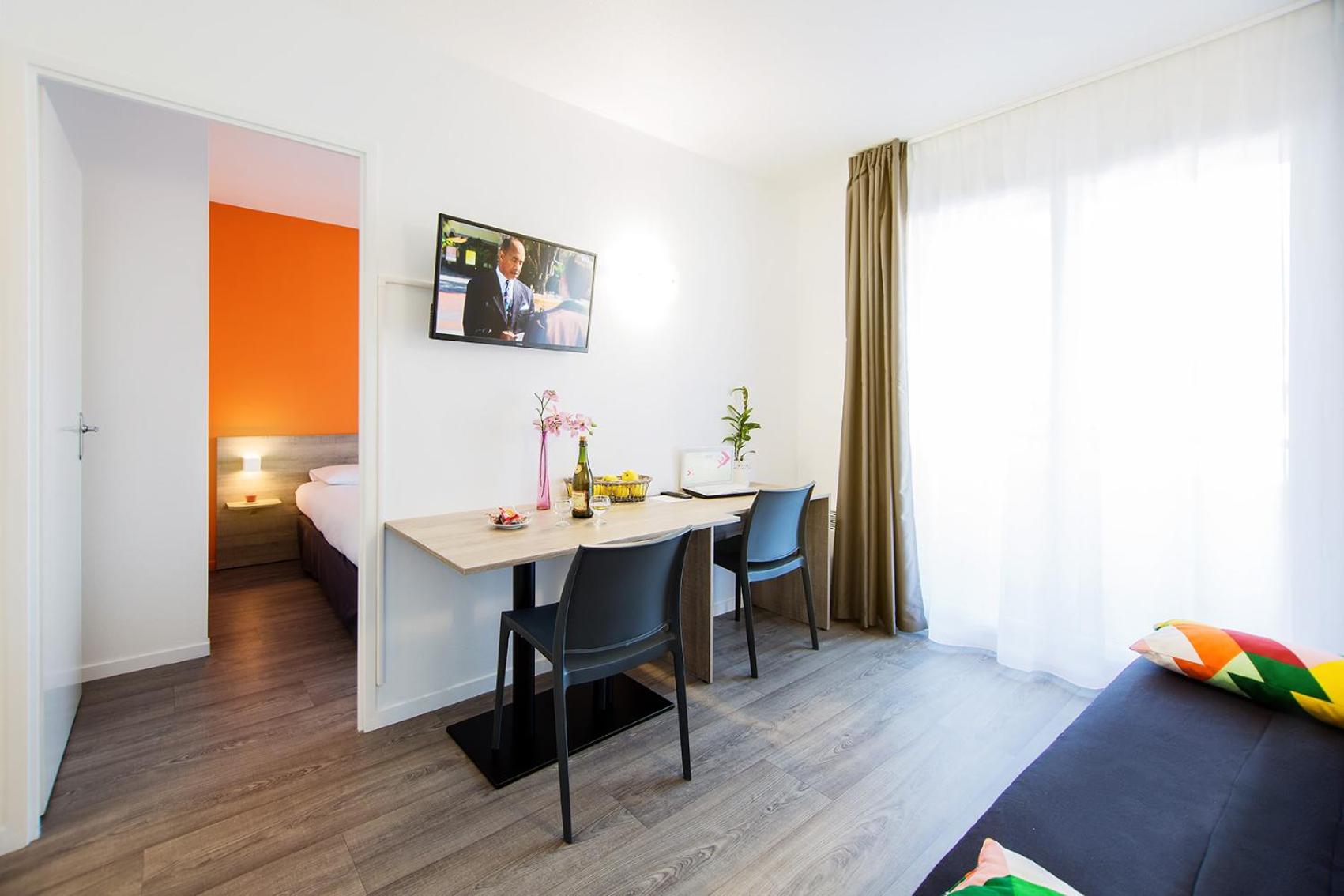 One-Bedroom Apartment - Photo 2
