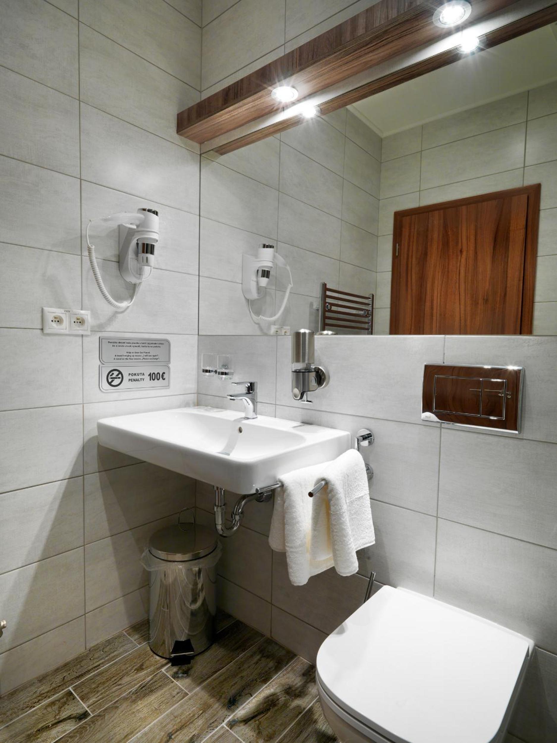 Standard Double or Twin Room - Photo 10