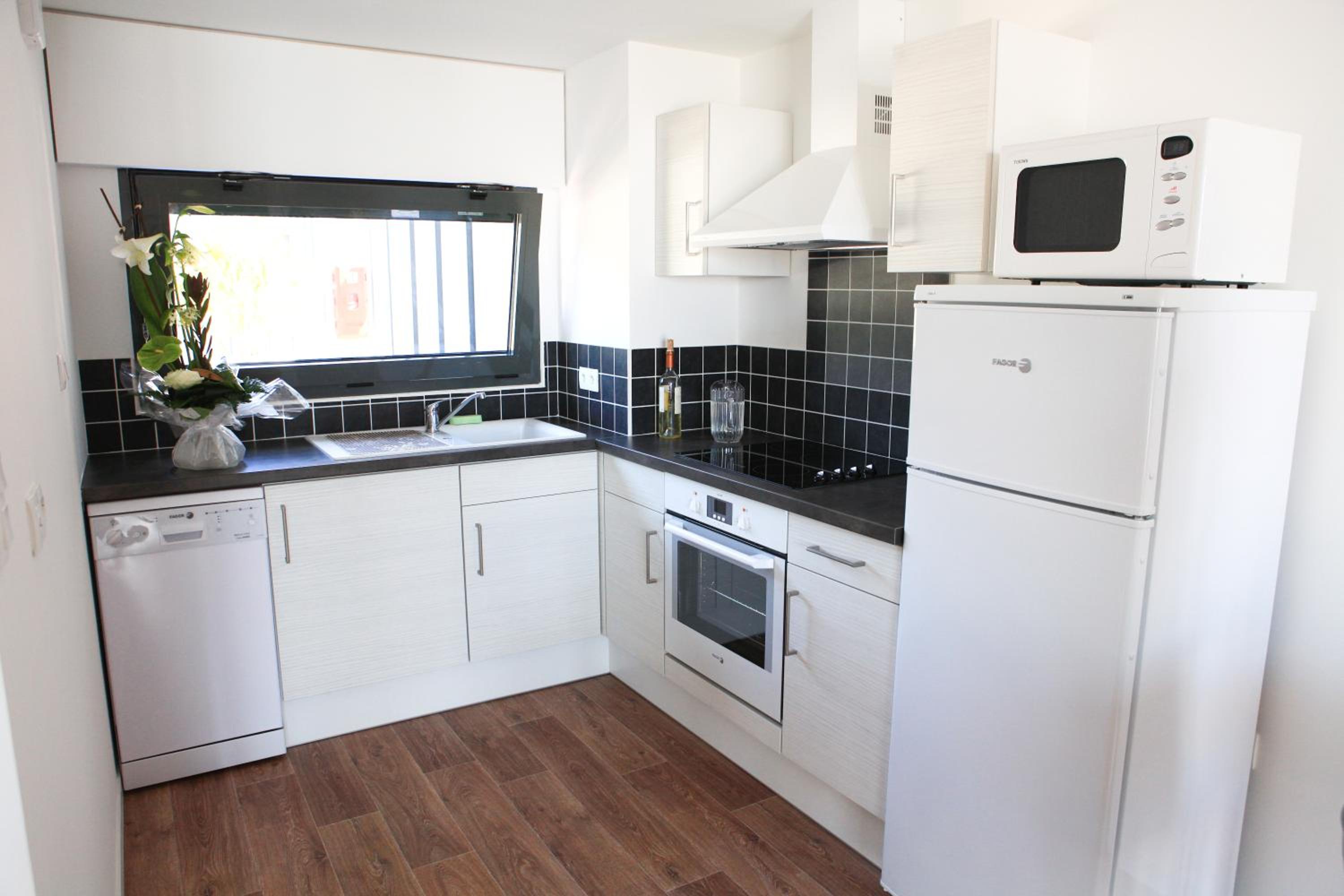 Two-Bedroom Apartment with Sea View - Photo 8