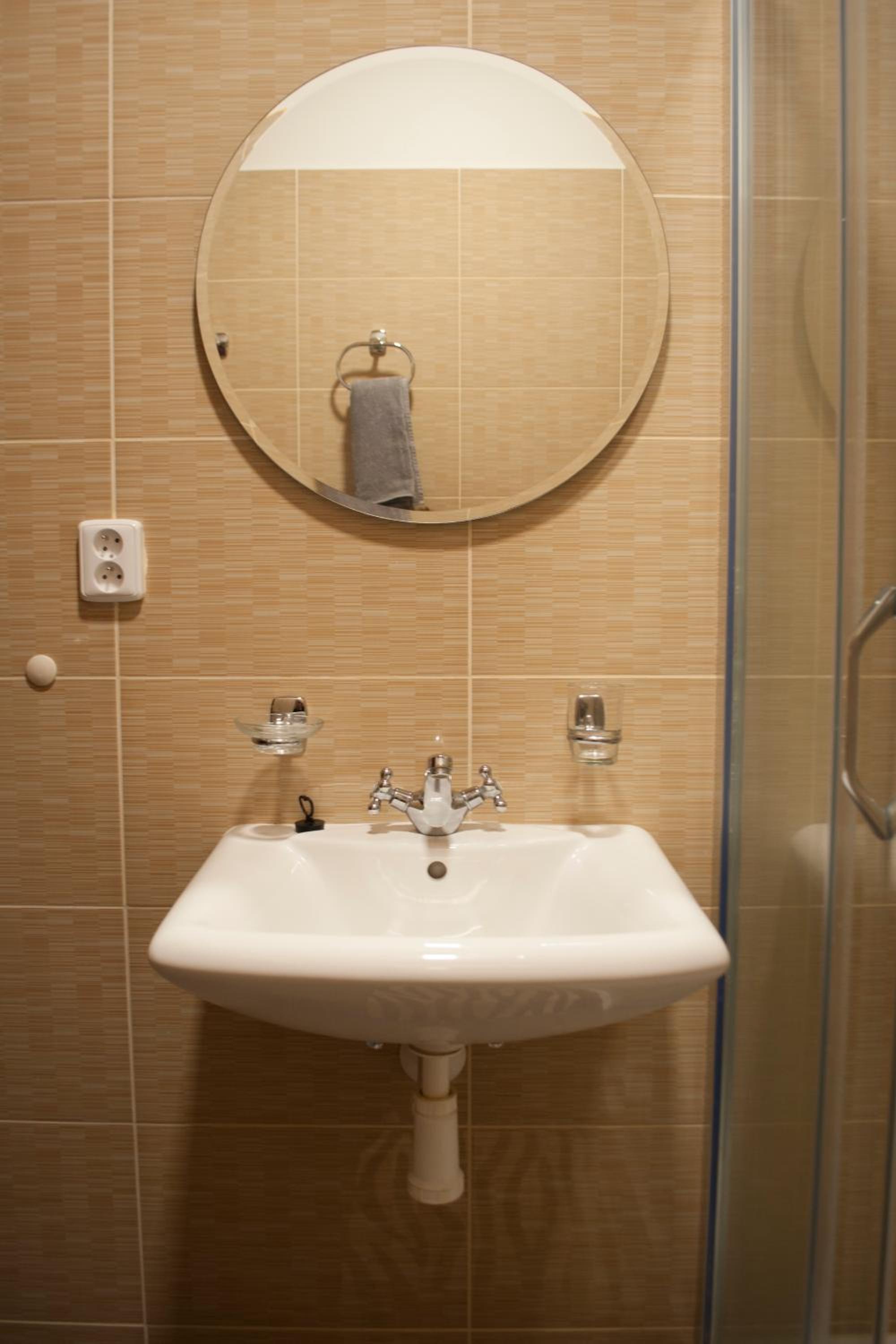 Deluxe Double Room with Shower - Photo 6