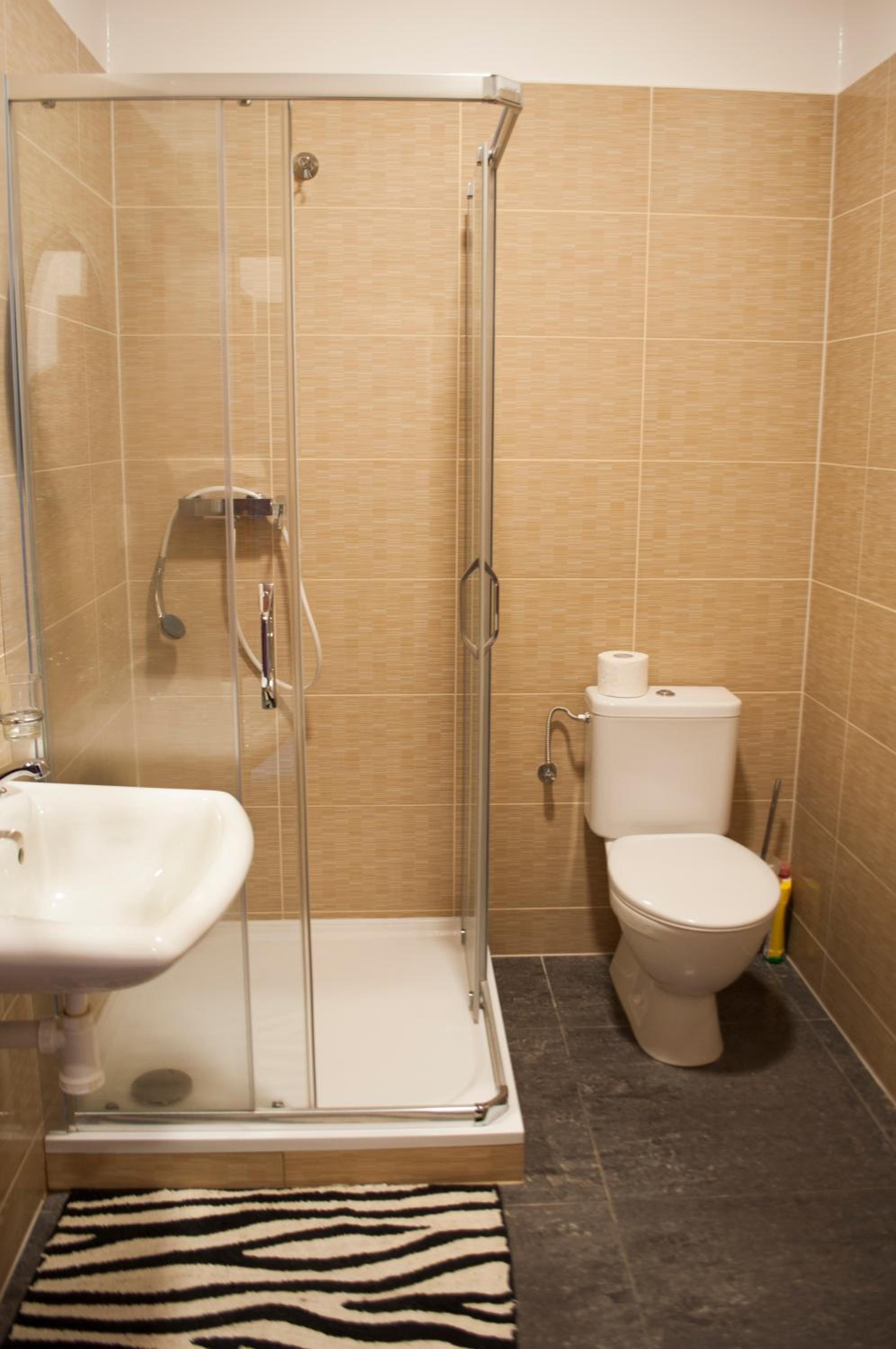 Deluxe Double Room with Shower - Photo 5