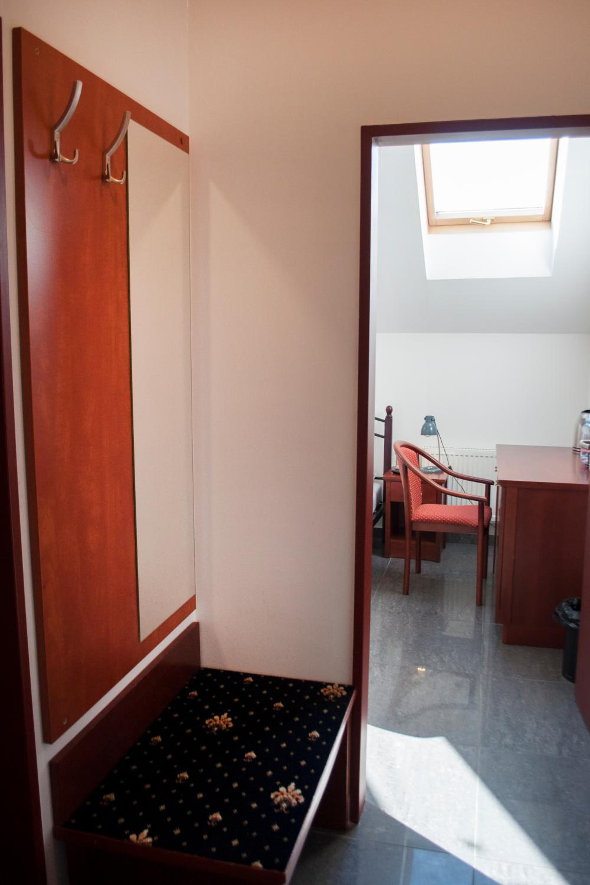 Deluxe Double Room with Shower - Photo 4