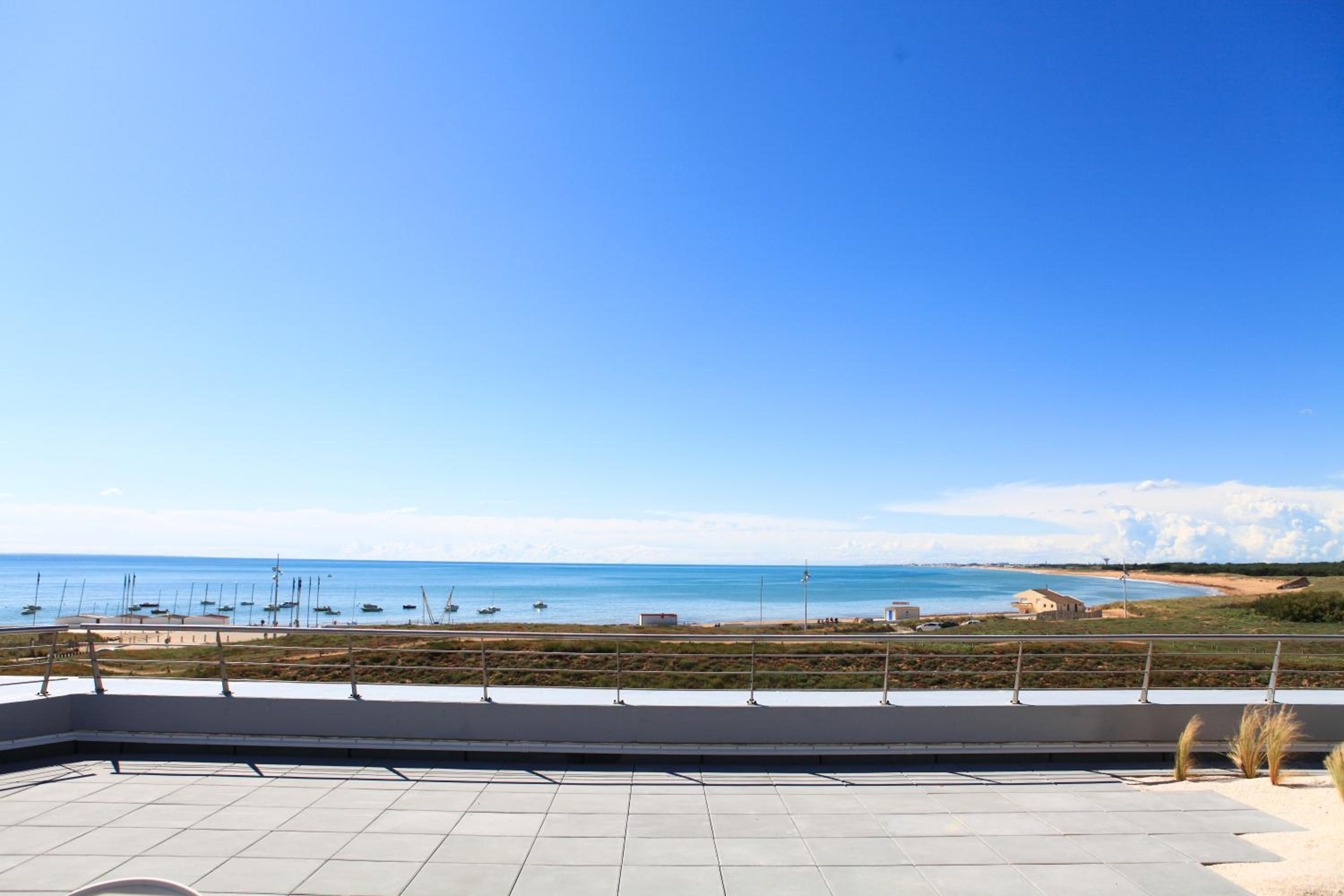 Three-Bedroom Apartment with Sea View - Photo 4
