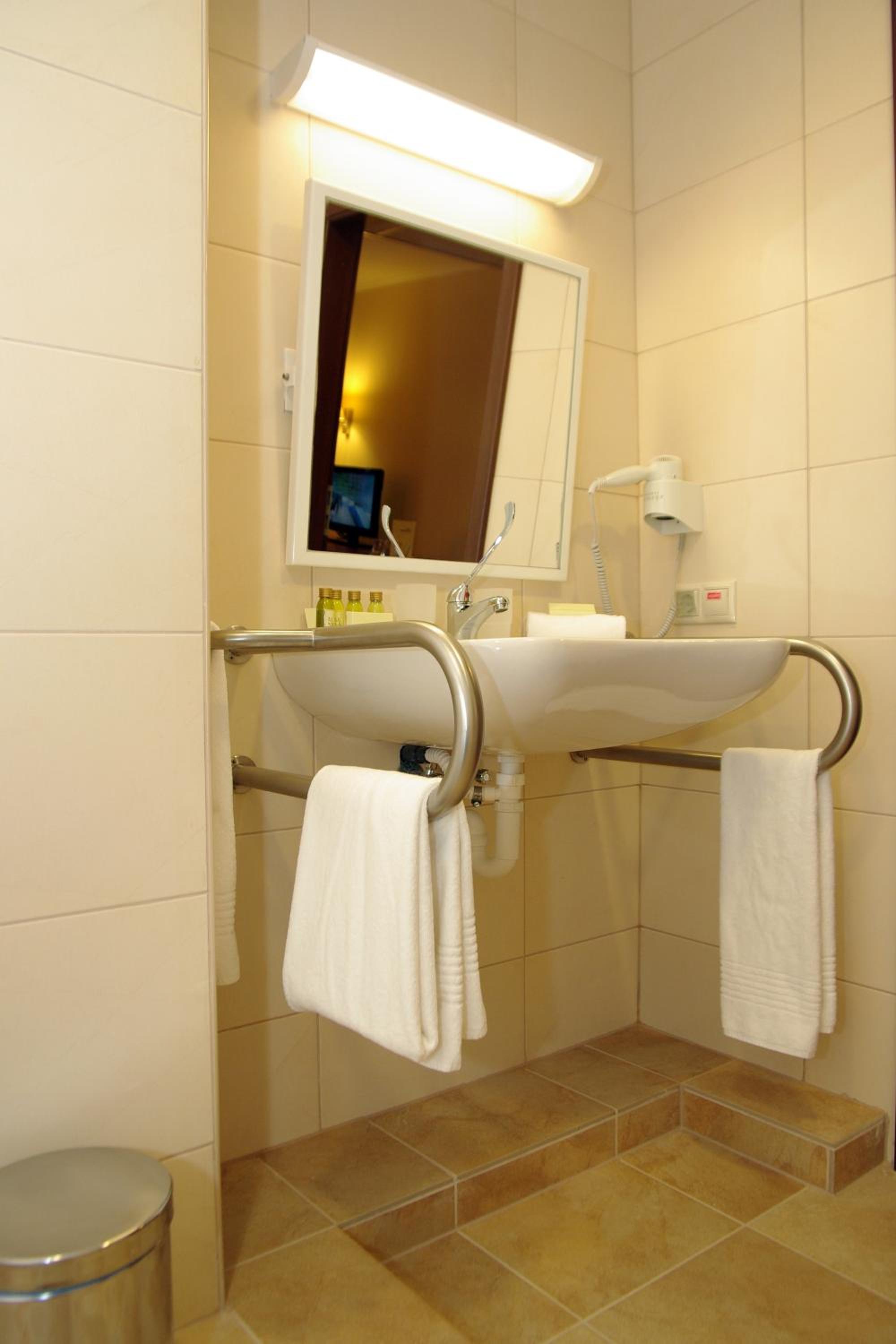 Classic Double or Twin Room - Disability Access photo 2