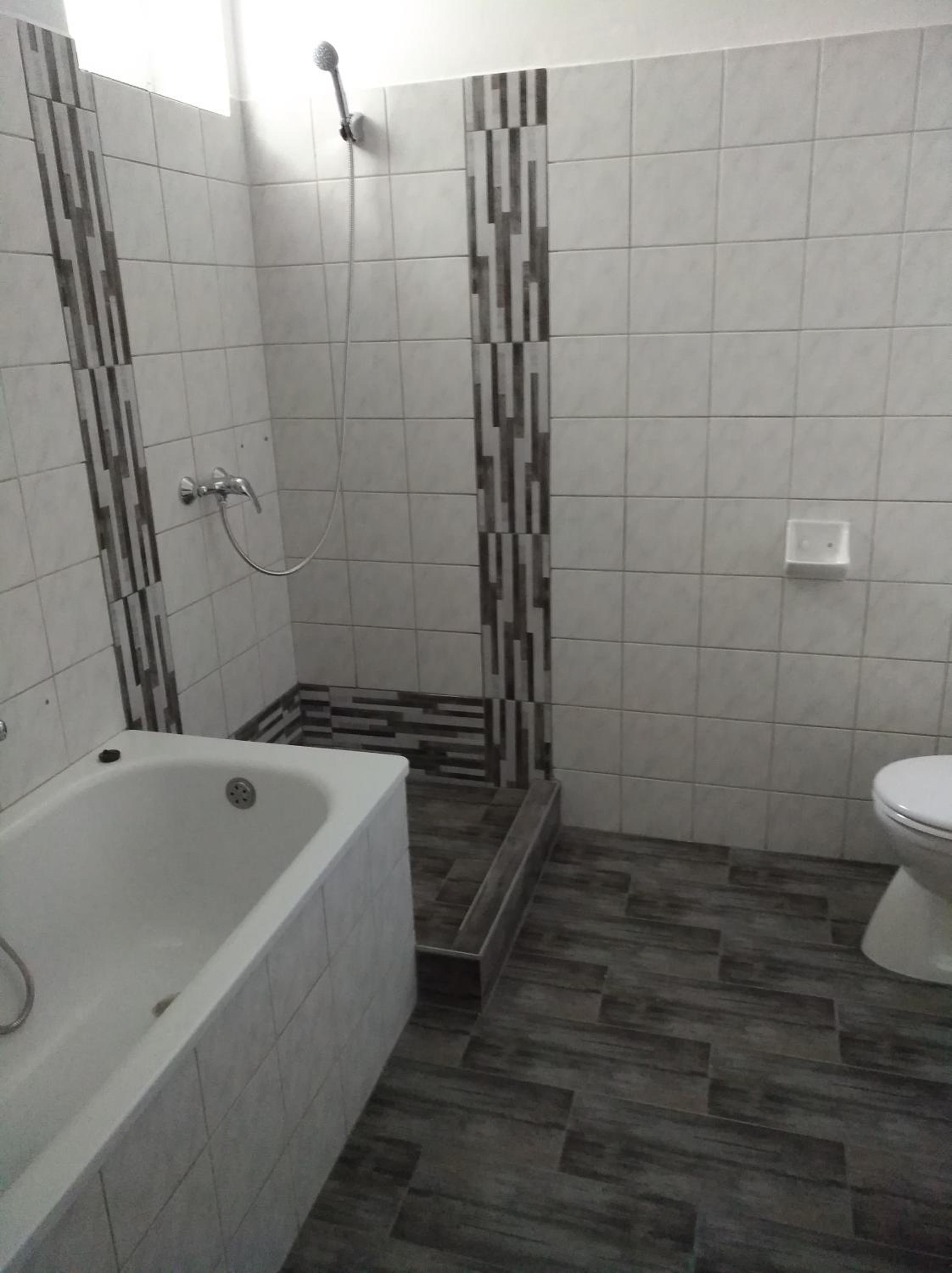 Three-Bedroom Apartment with Balcony - Photo 2