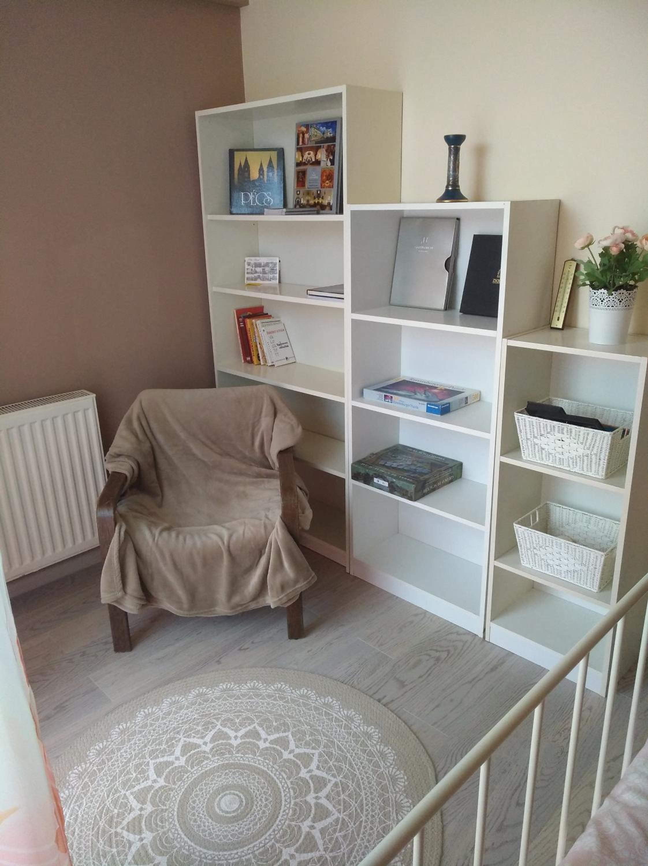 Three-Bedroom Apartment with Balcony - Photo 6