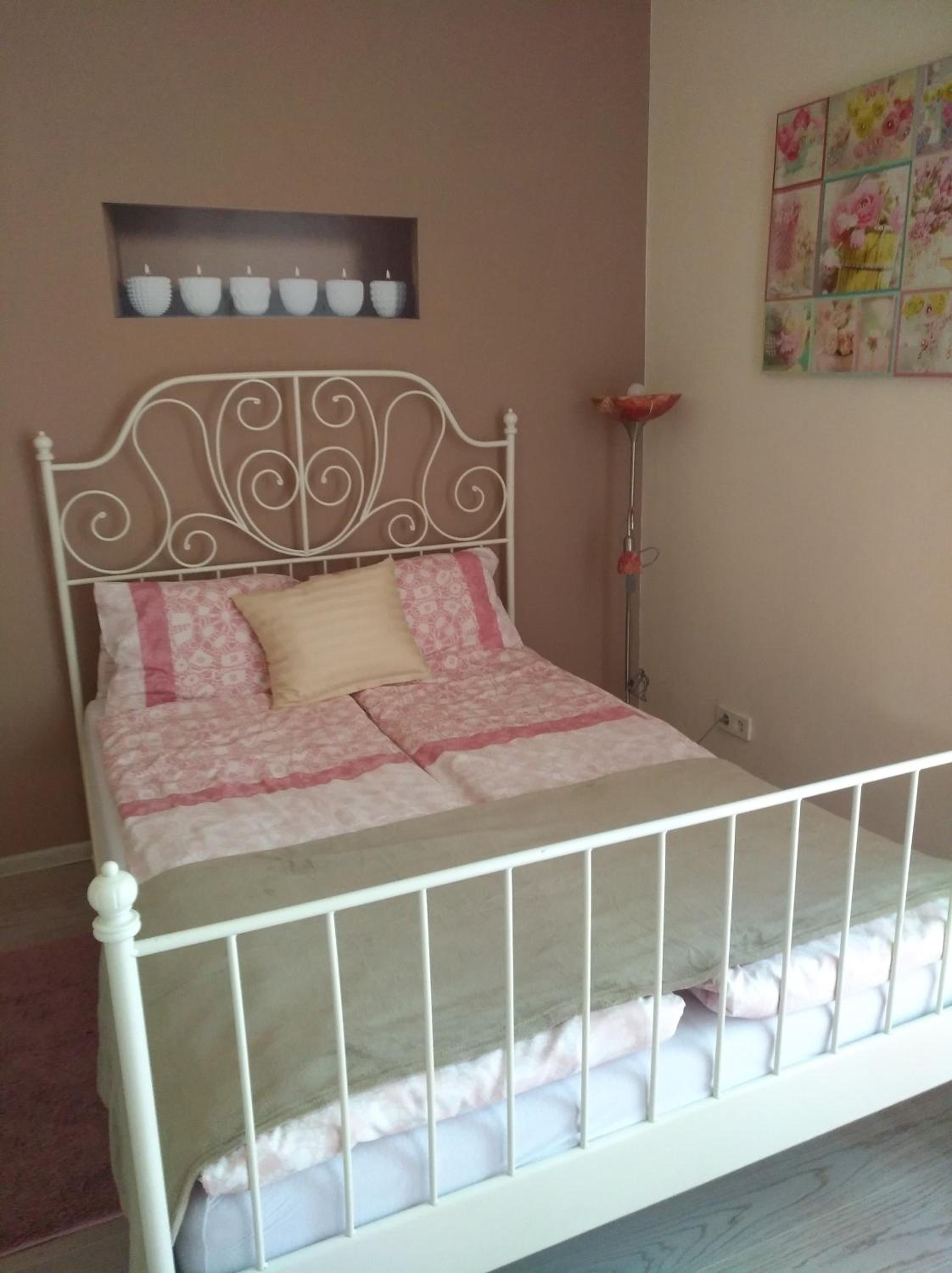 Three-Bedroom Apartment with Balcony - Photo 7