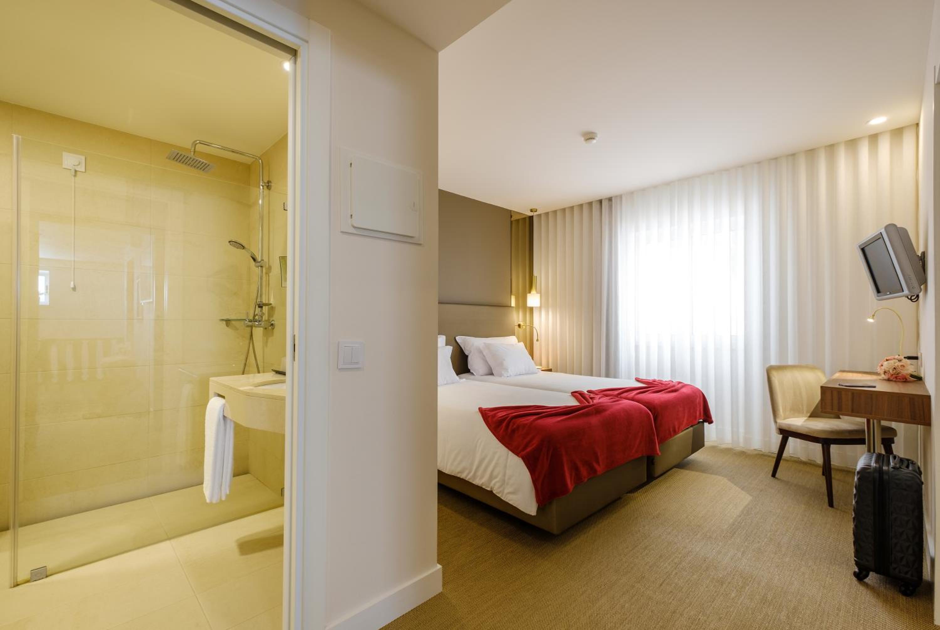 Two-Bedroom Suite thumbnail 5