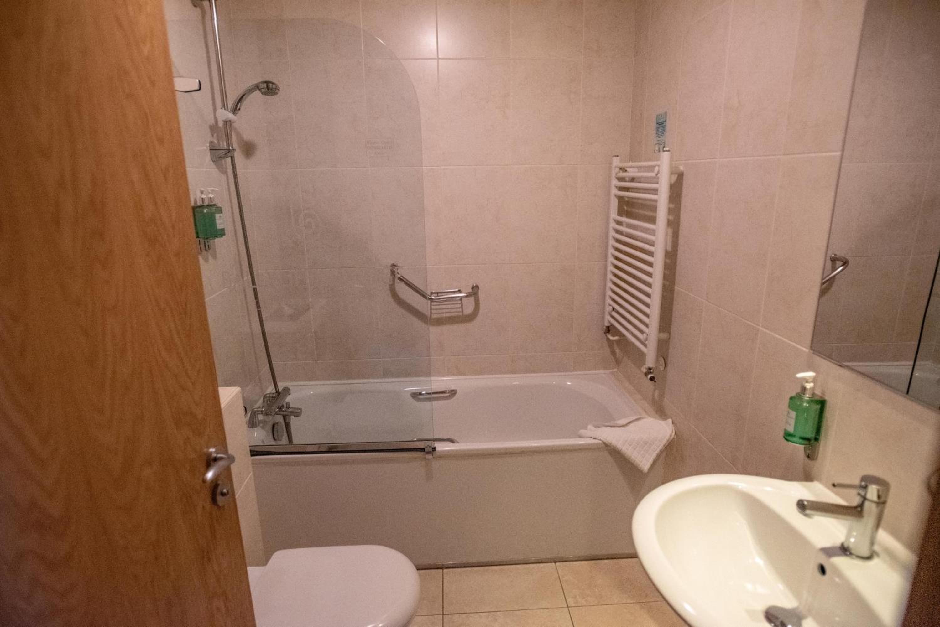 Standard Double or Twin Room - Photo 6