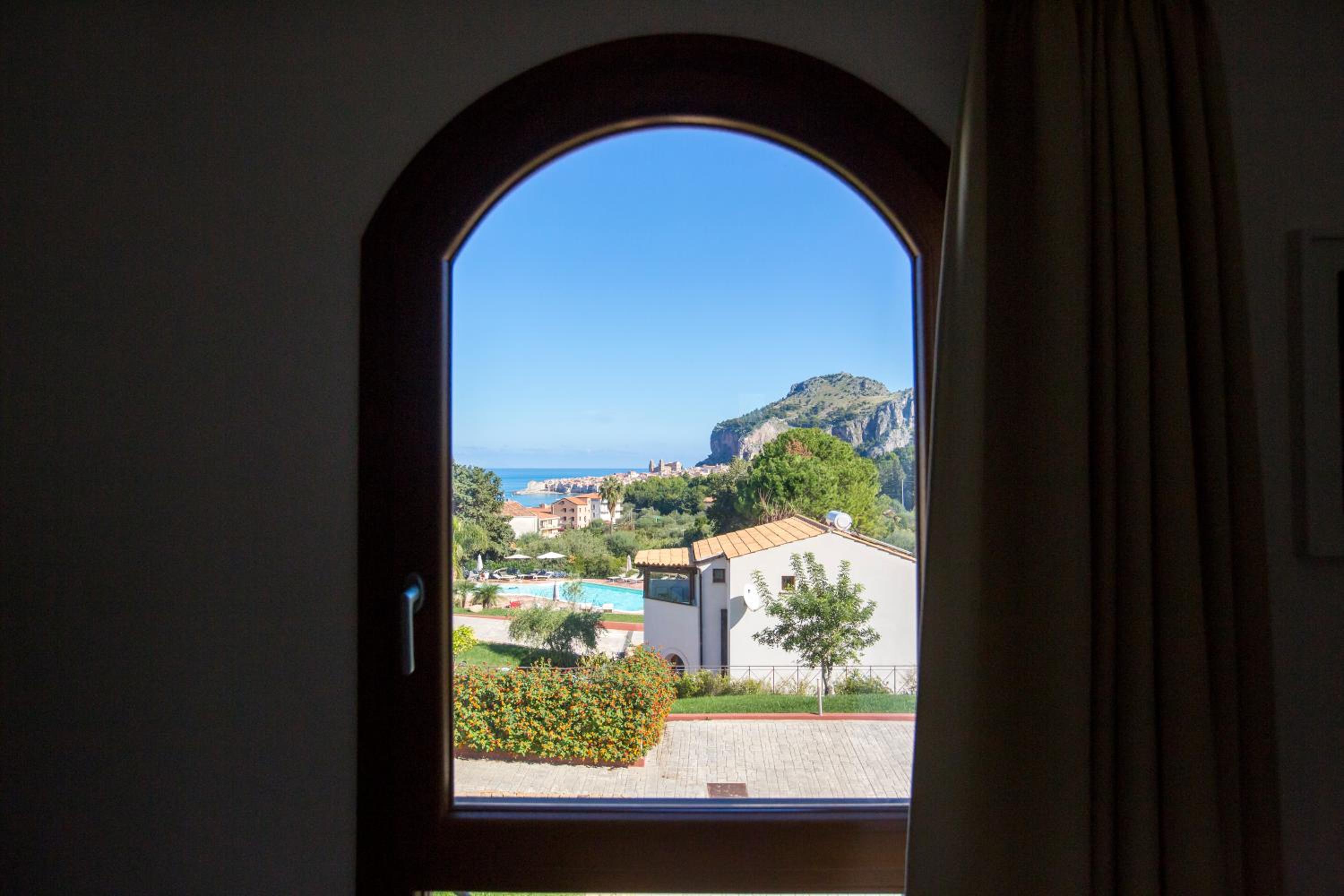 One-Bedroom Apartment with Balcony and Sea View photo 2