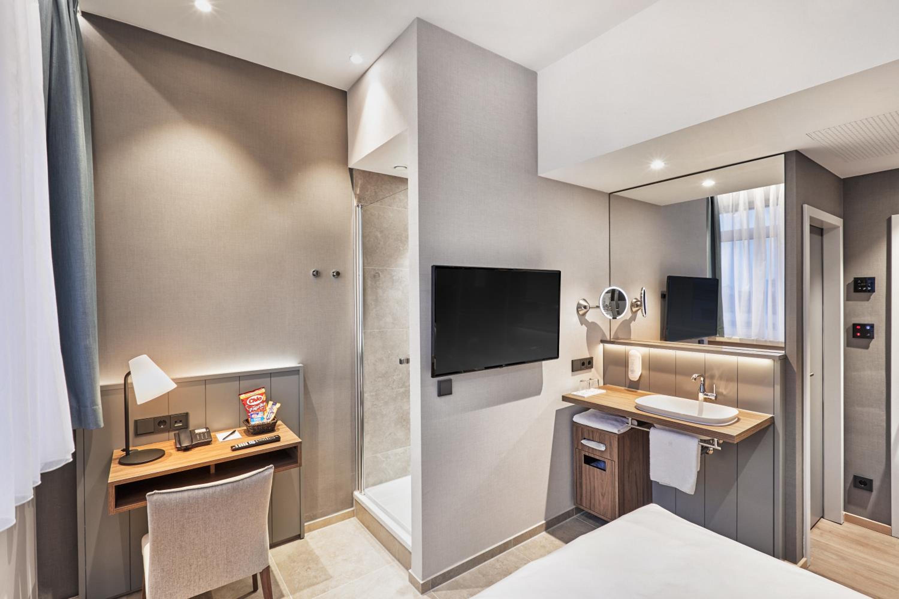 Standard Queen Room