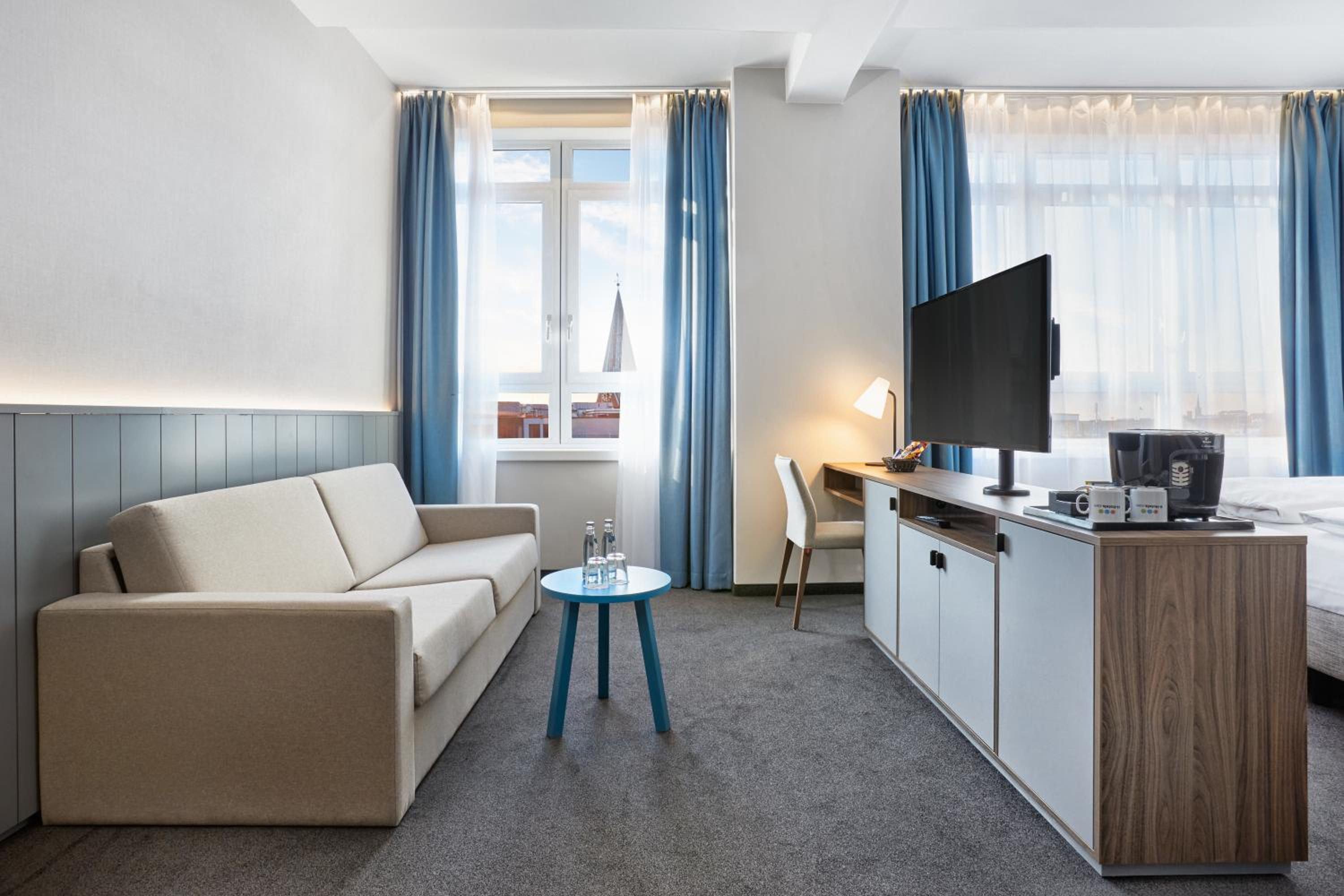 Deluxe Double Room thumbnail 5