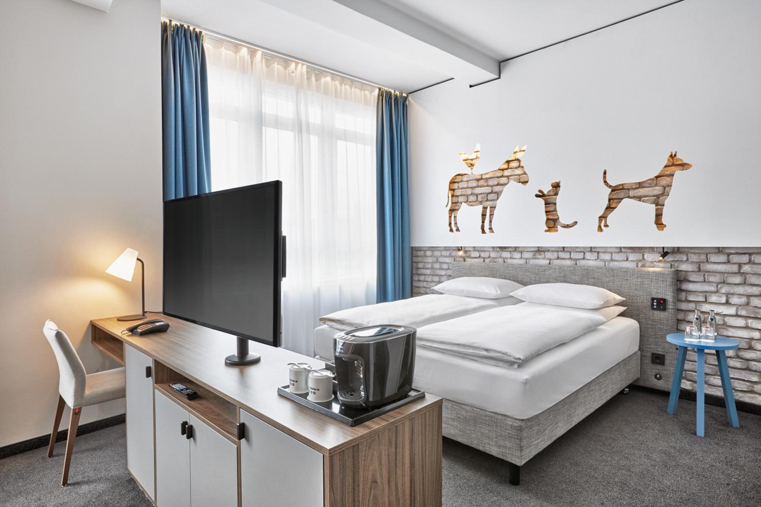 Deluxe Double Room thumbnail 6