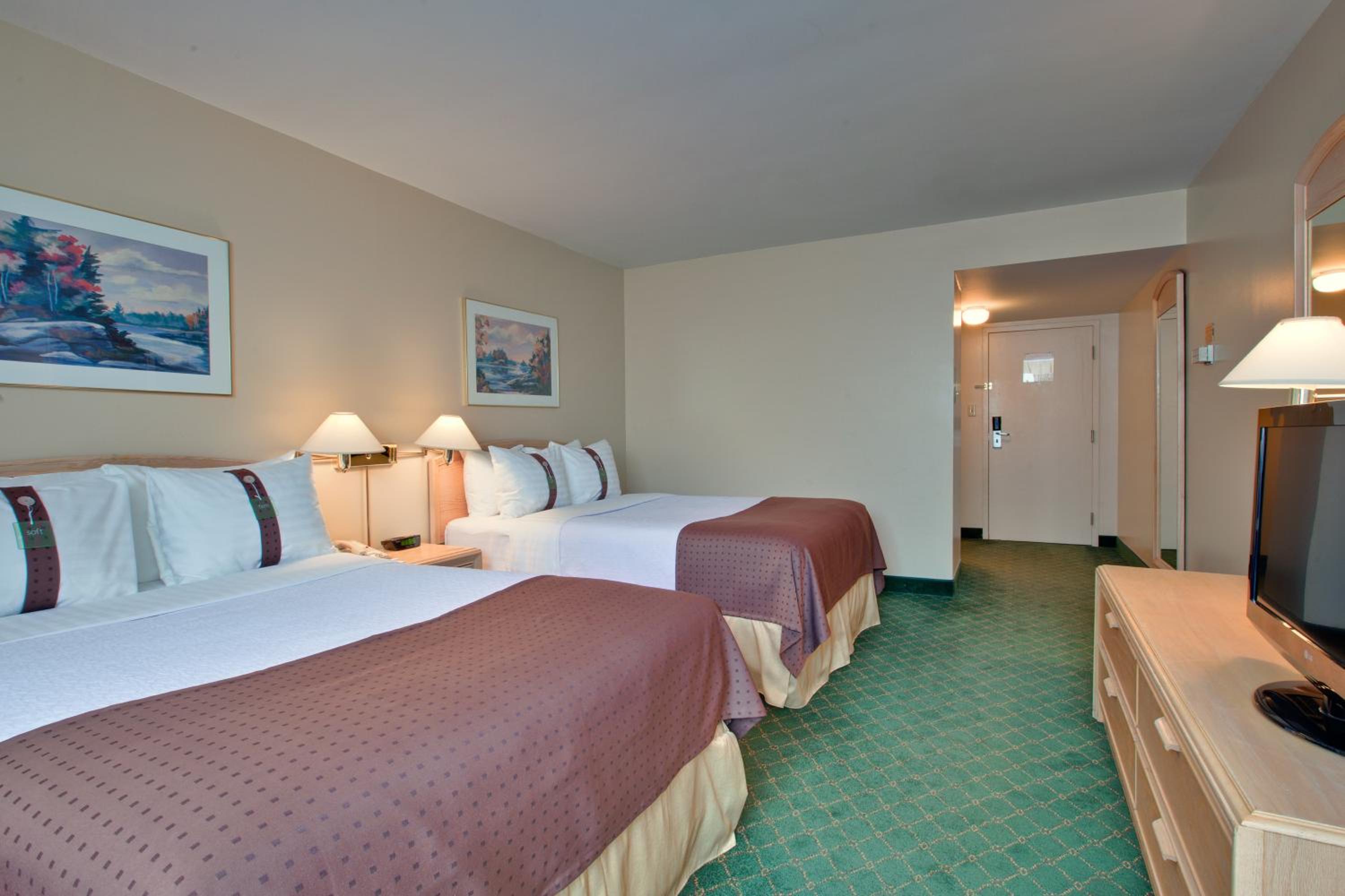 Queen Room with Two Queen Beds - Non-Smoking - Photo 3