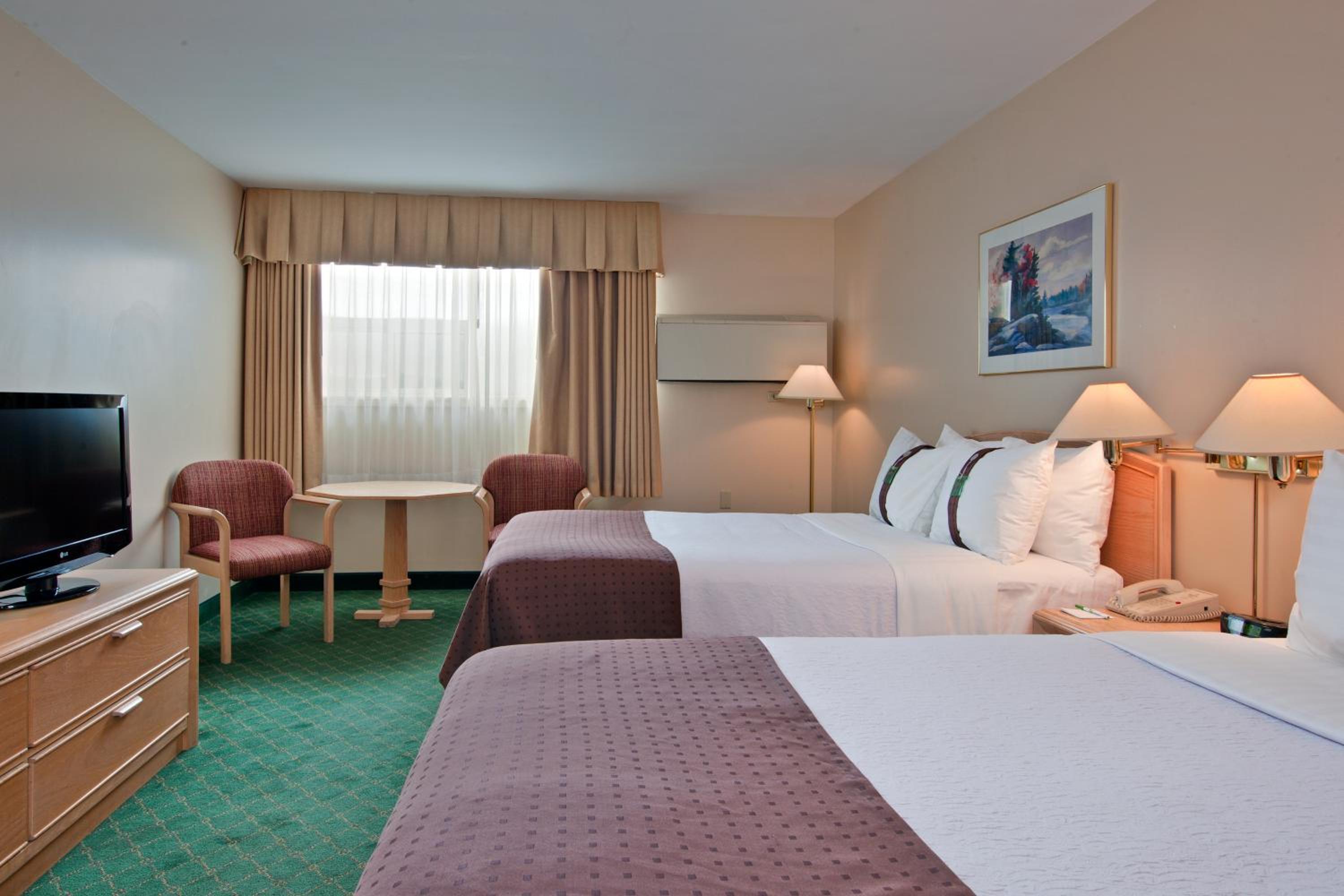 Queen Room with Two Queen Beds - Non-Smoking - Photo 4