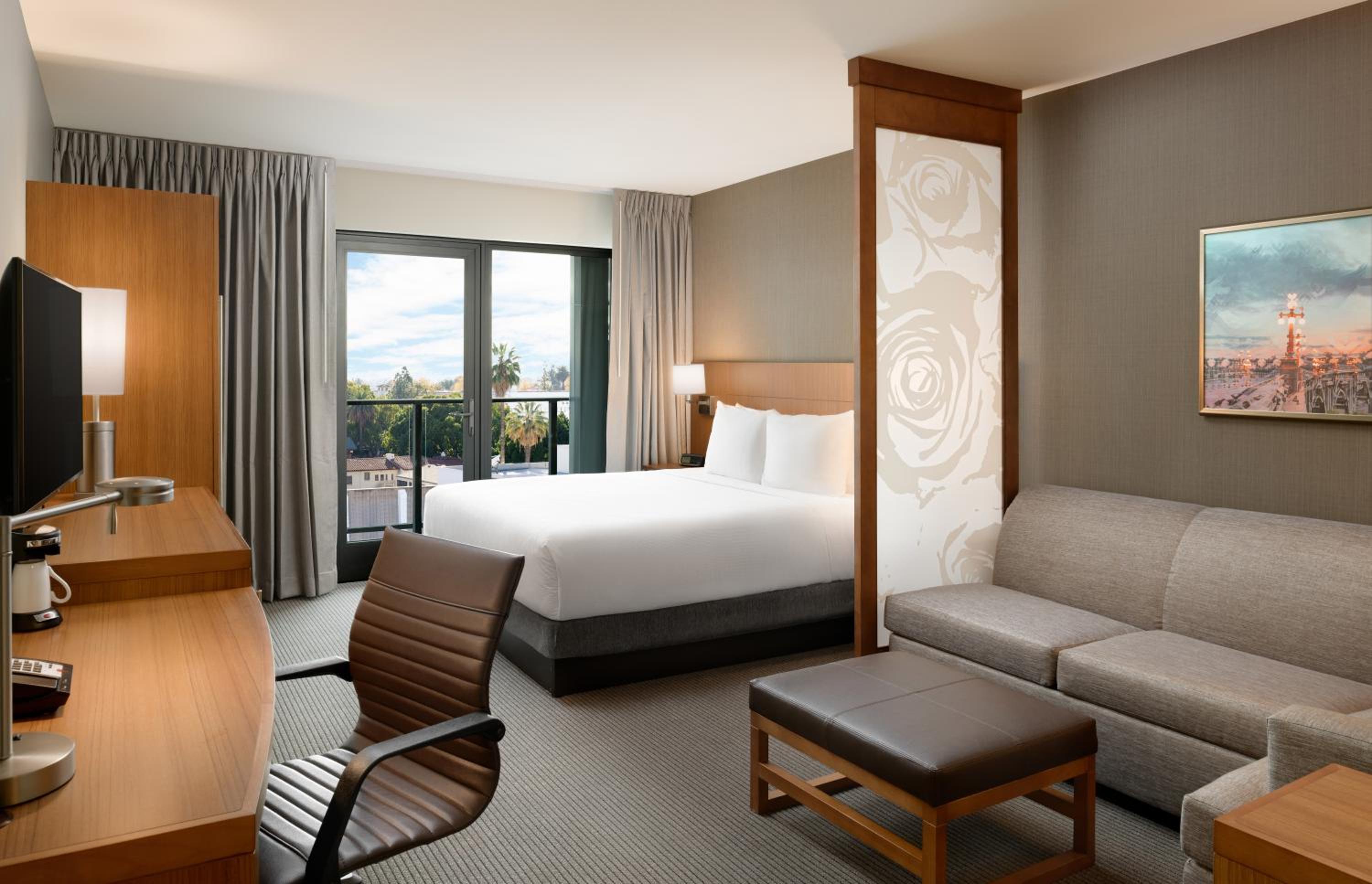 King Room with Balcony and Sofa Bed photo 2