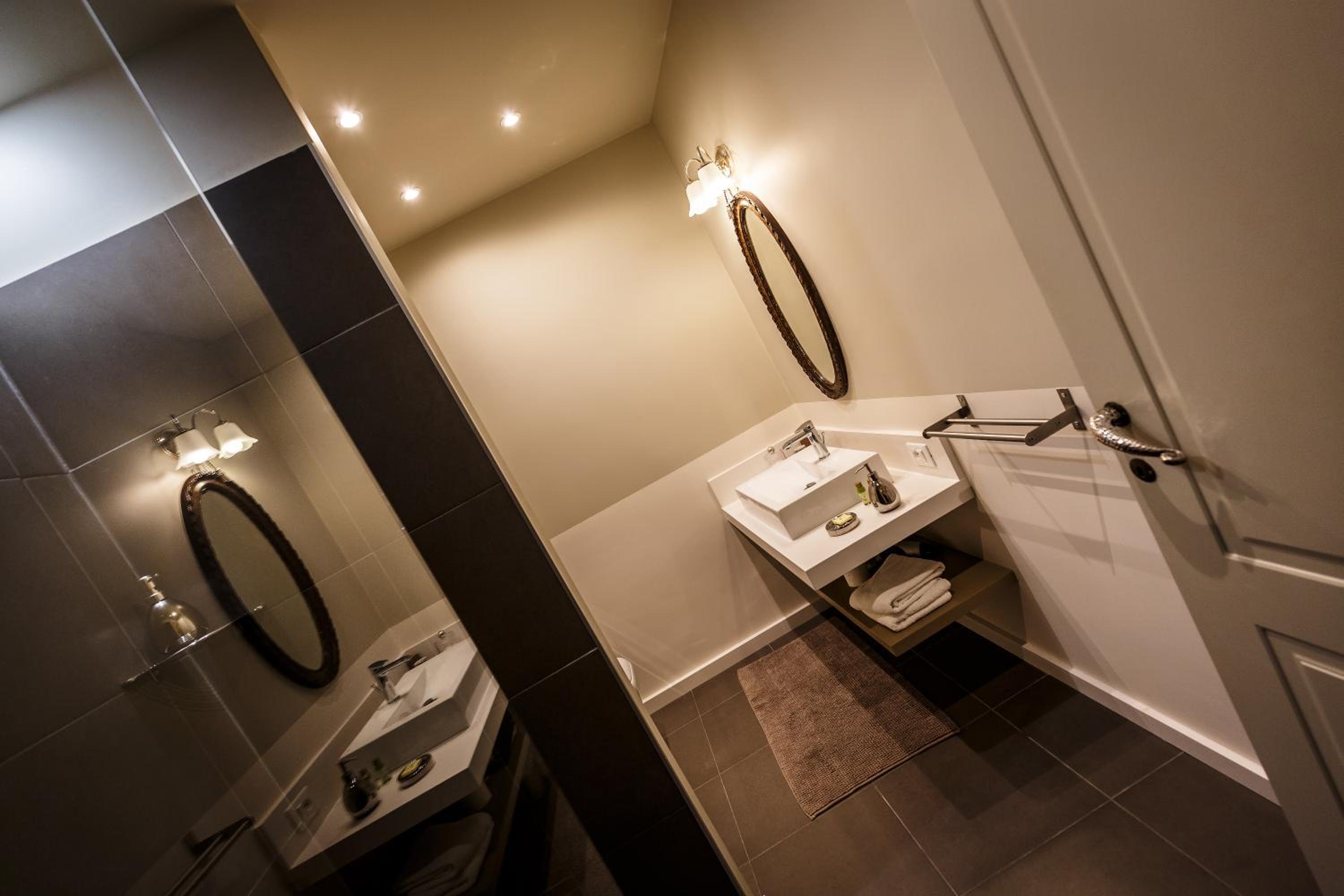Deluxe Double Room - Photo 14