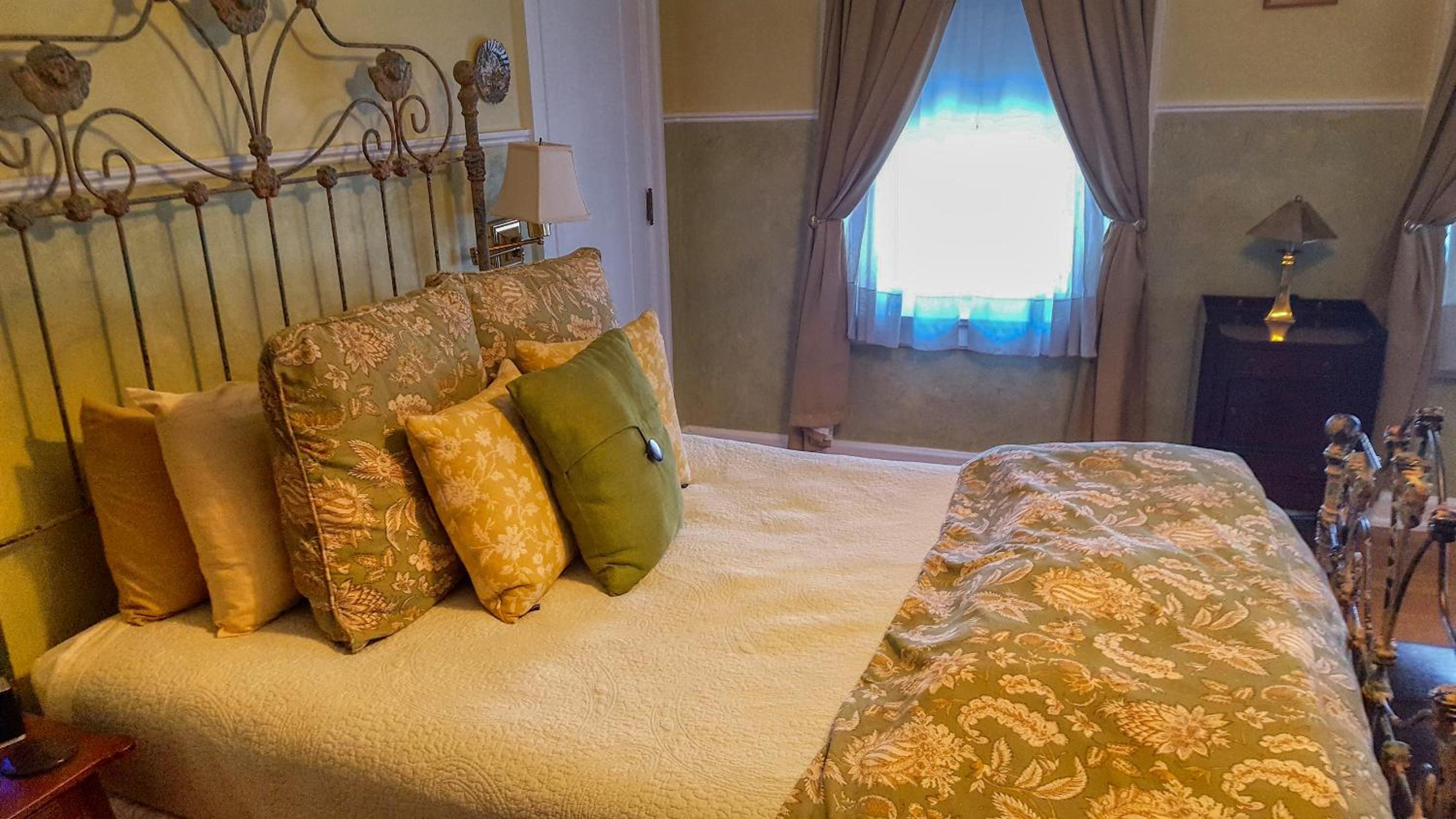 Standard Queen Room photo 3