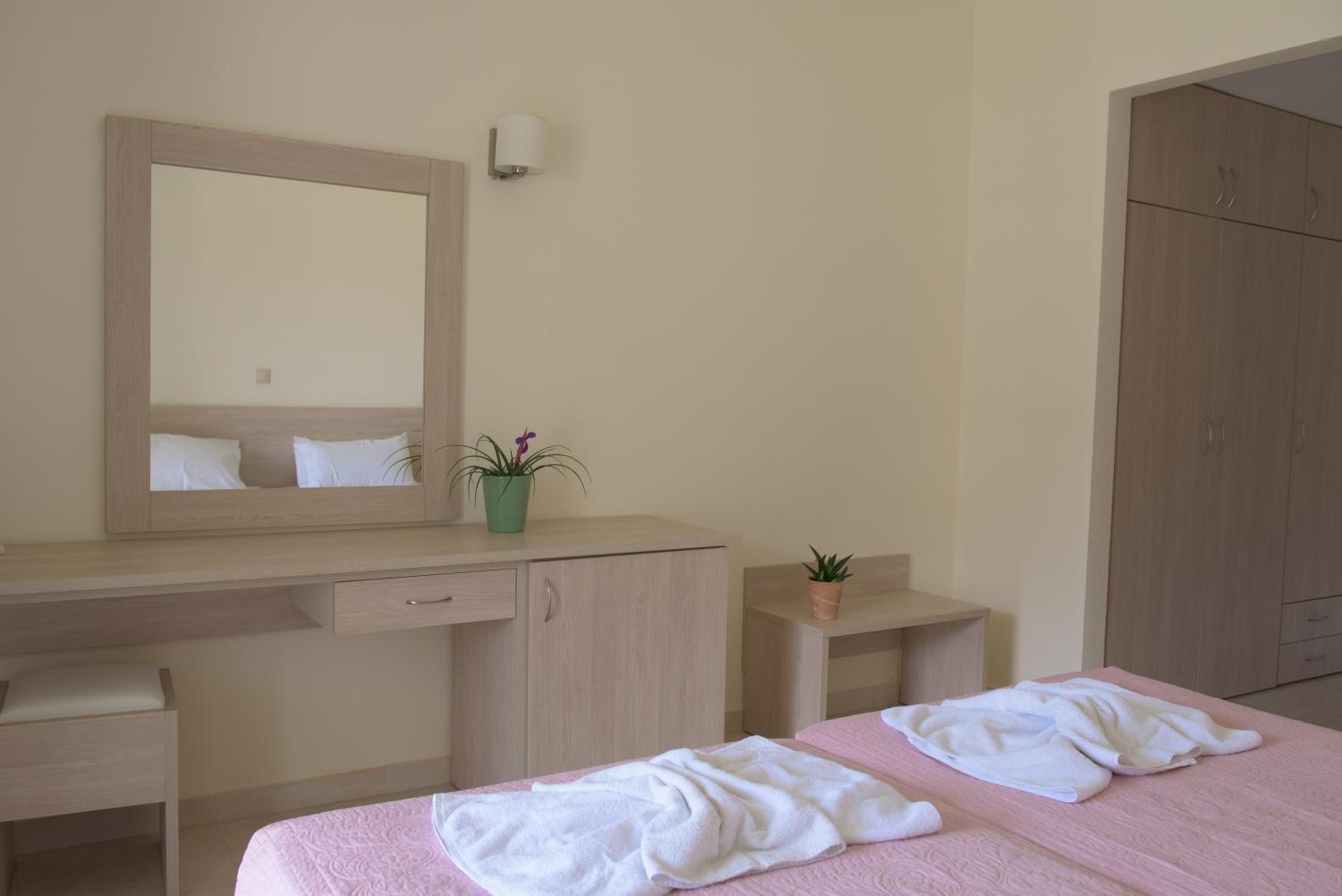Twin Room with Garden View - Photo 4