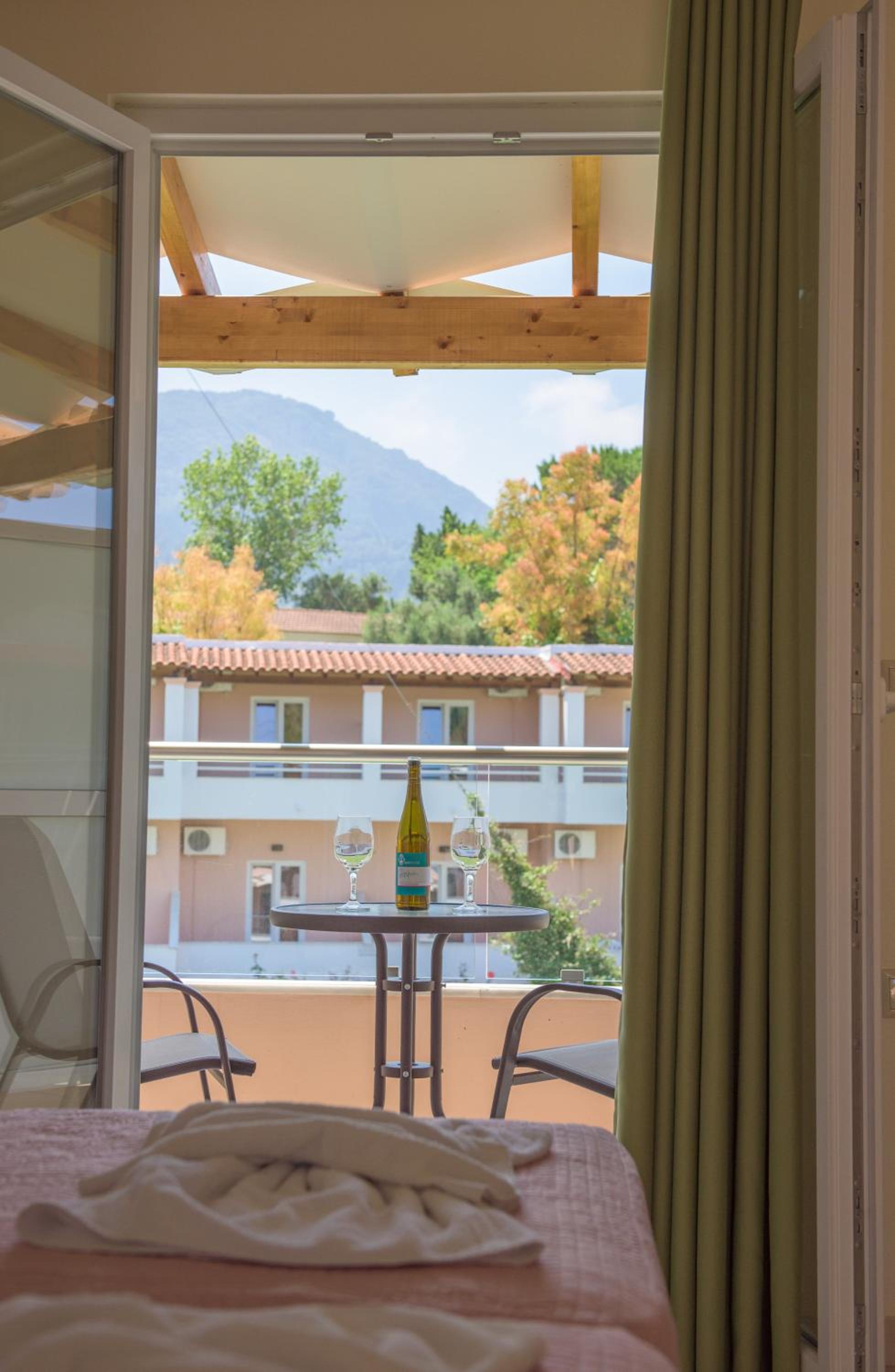 Twin Room with Garden View - Photo 3