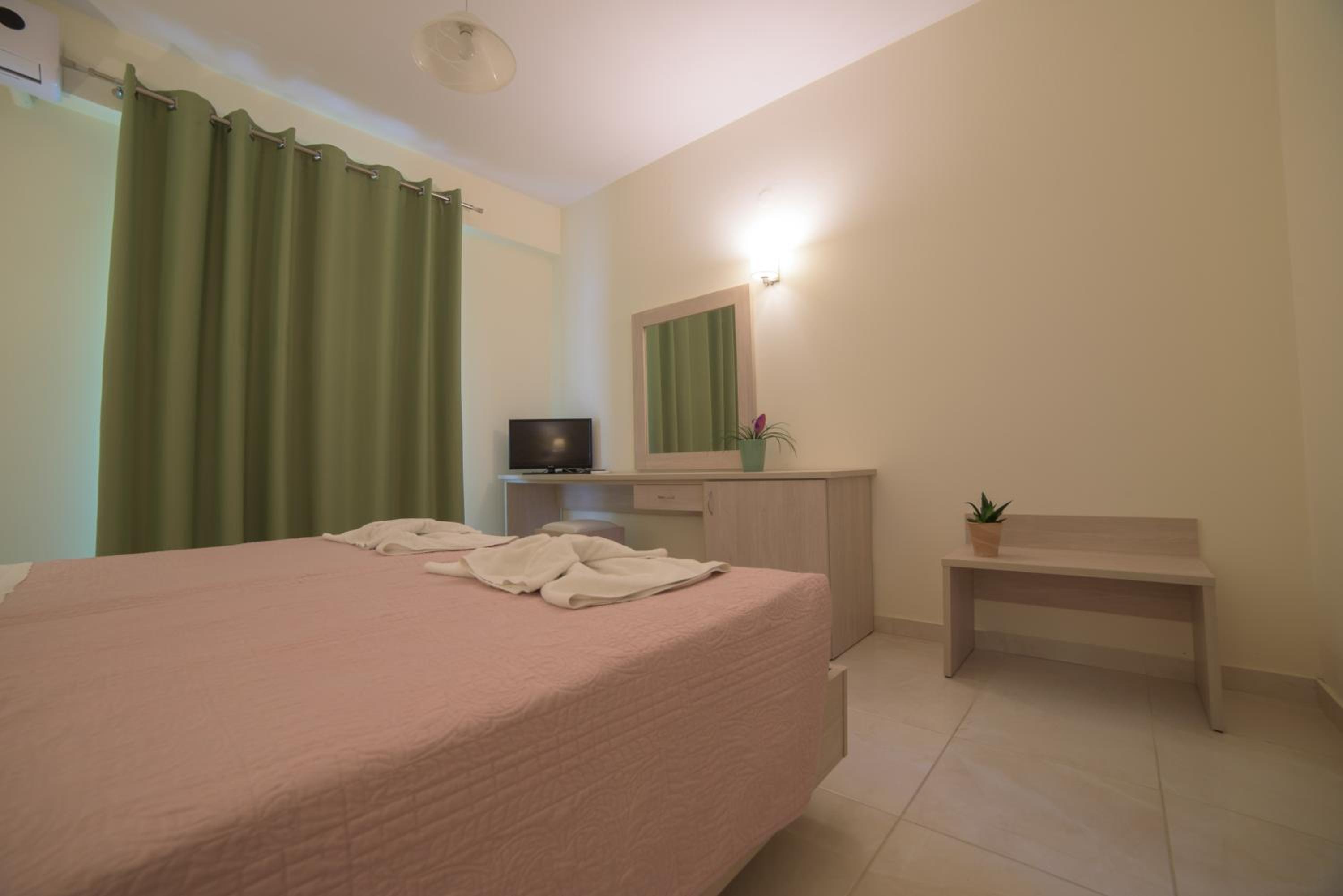 Twin Room with Garden View - Photo 8
