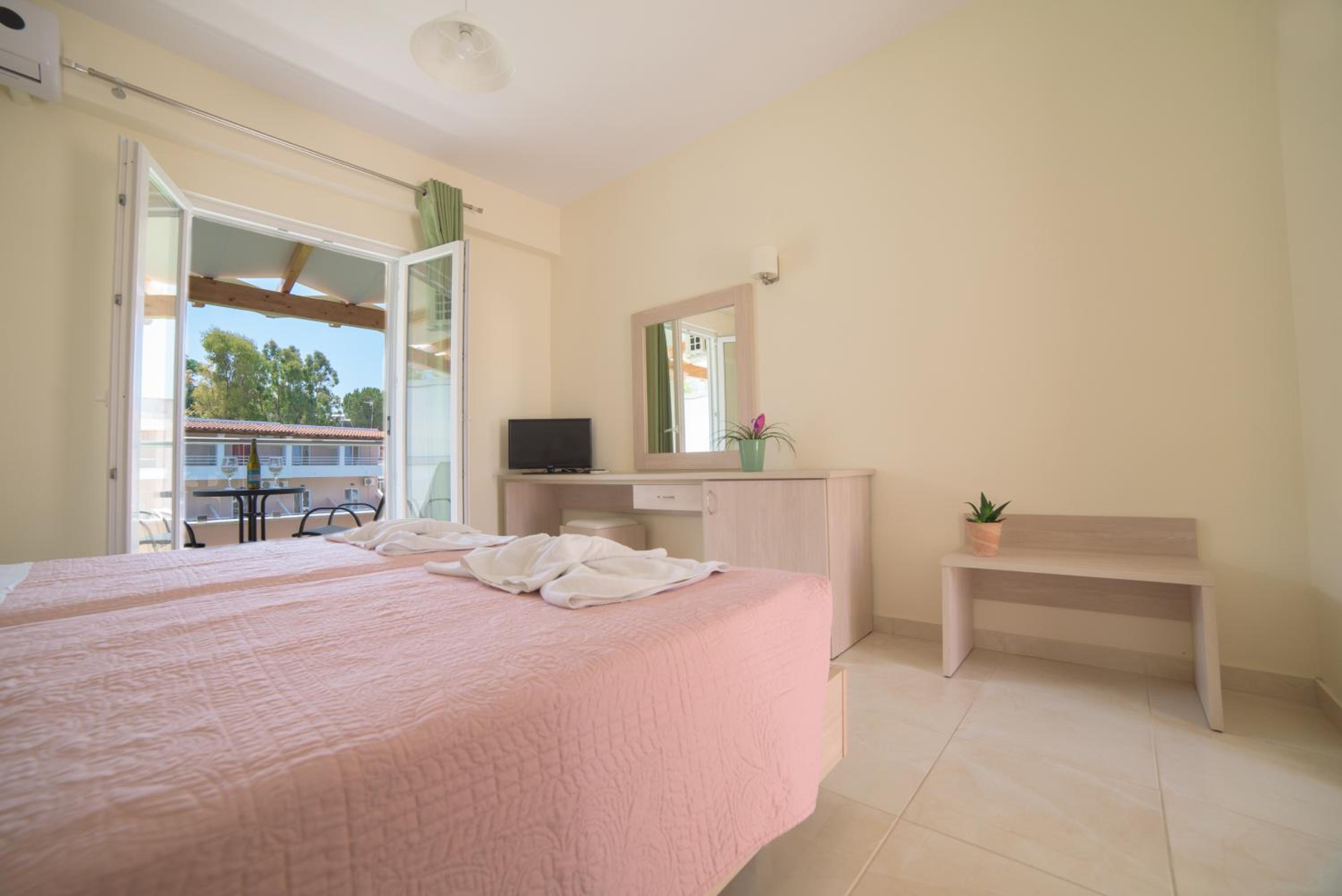 Twin Room with Garden View - Photo 14