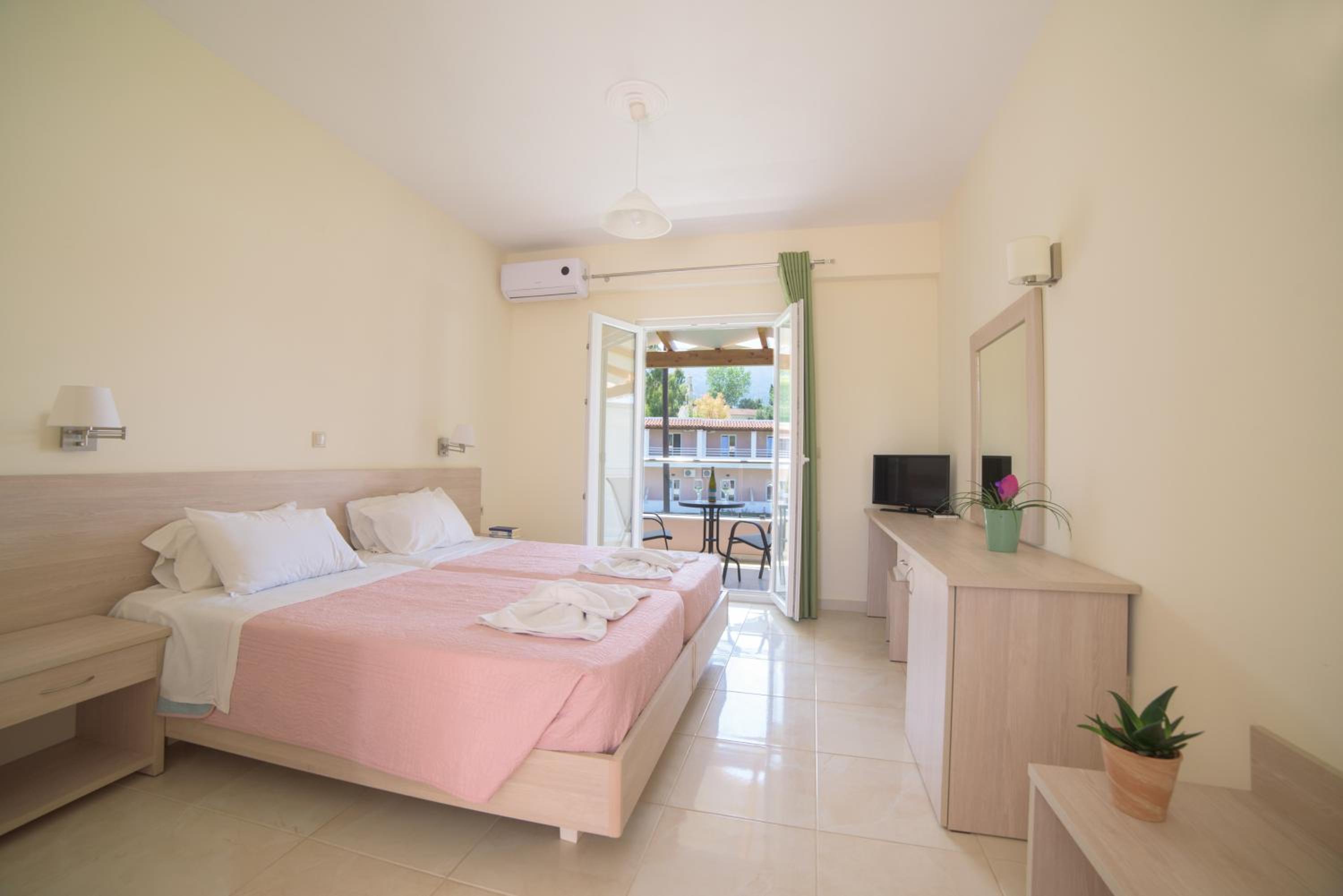 Twin Room with Garden View - Photo 13