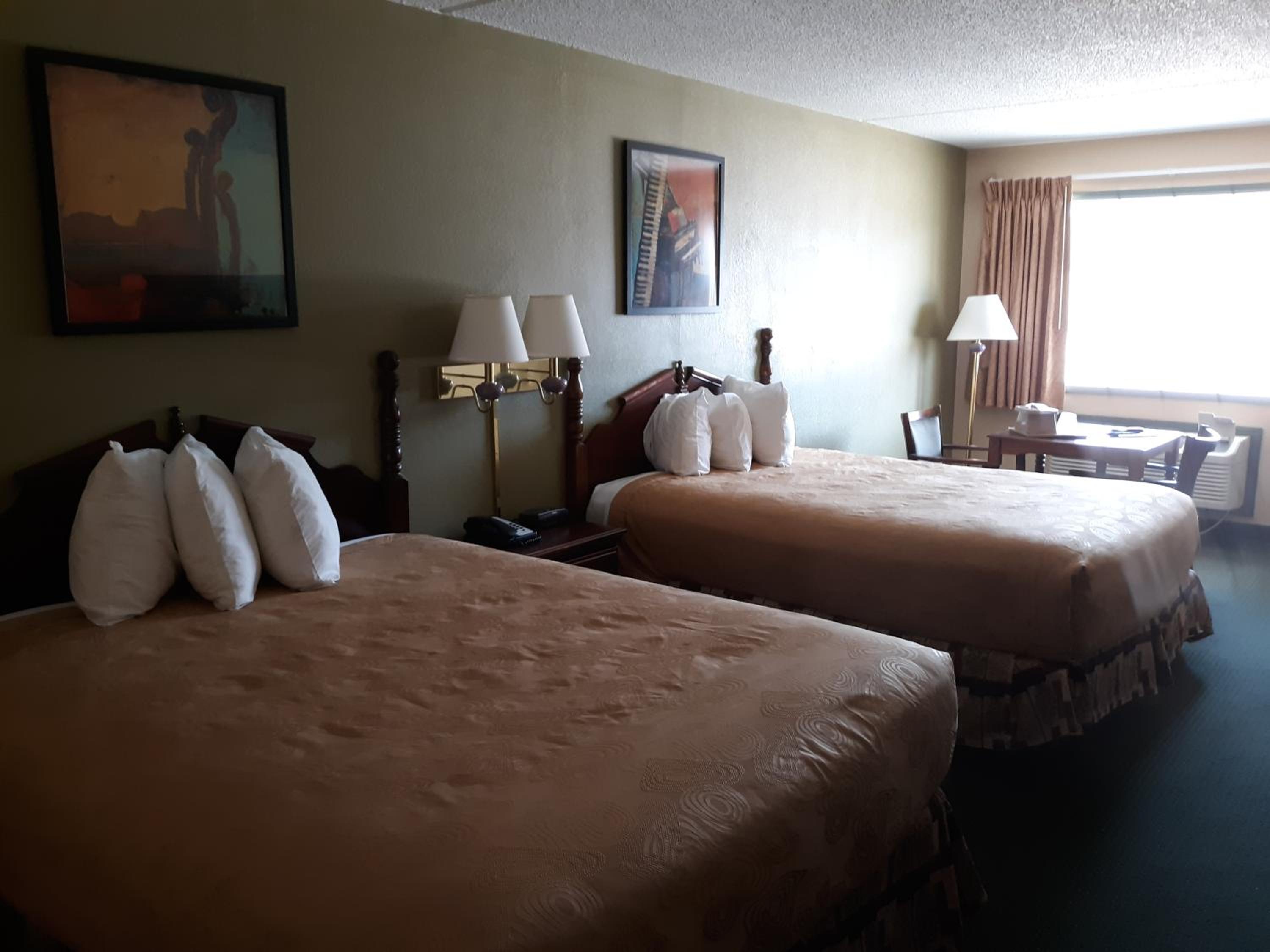 Queen Room with Two Queen Beds First Floor - Non-Smoking - Photo 2