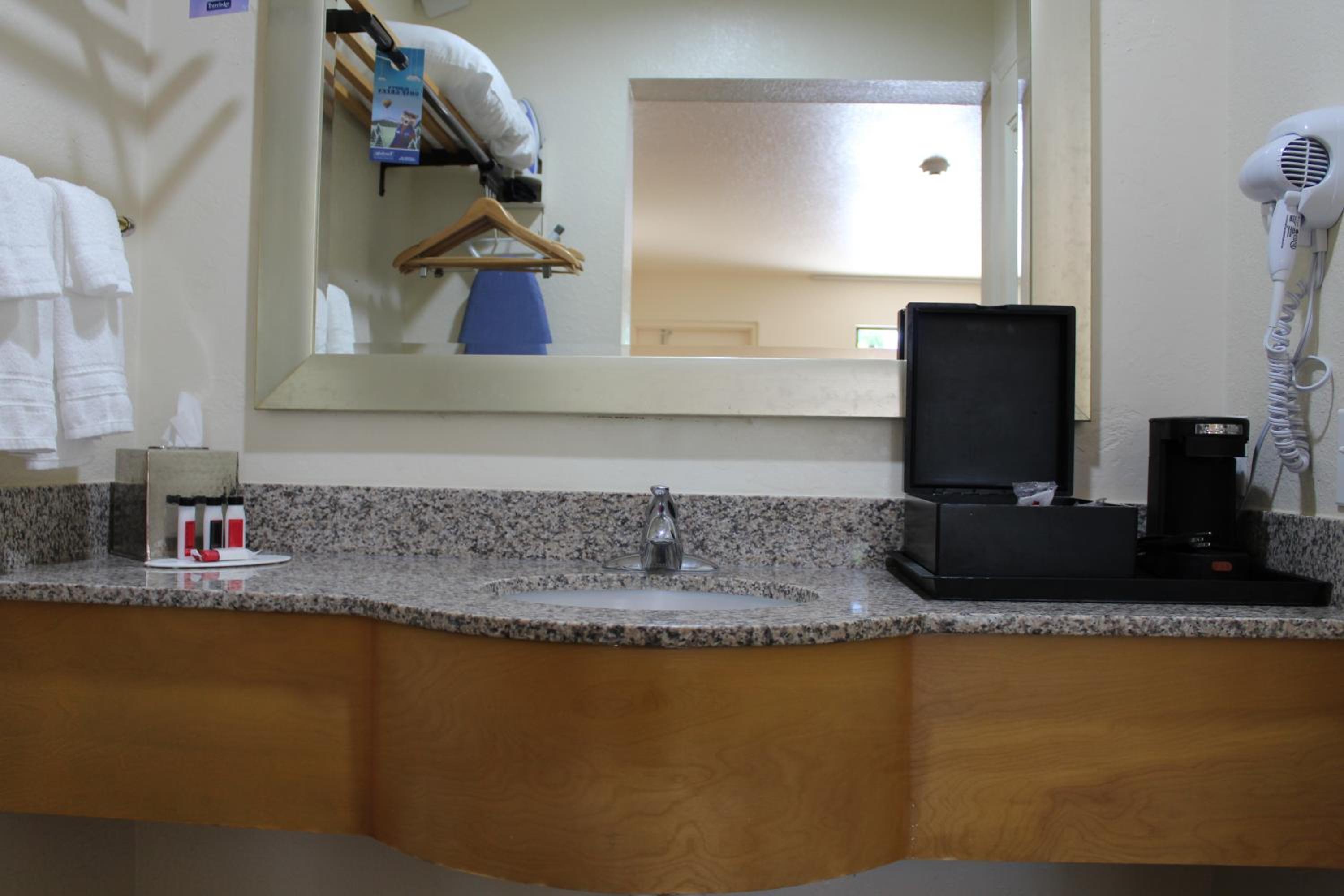 Deluxe Queen Room  - Ground Floor/Non-Smoking - Photo 19