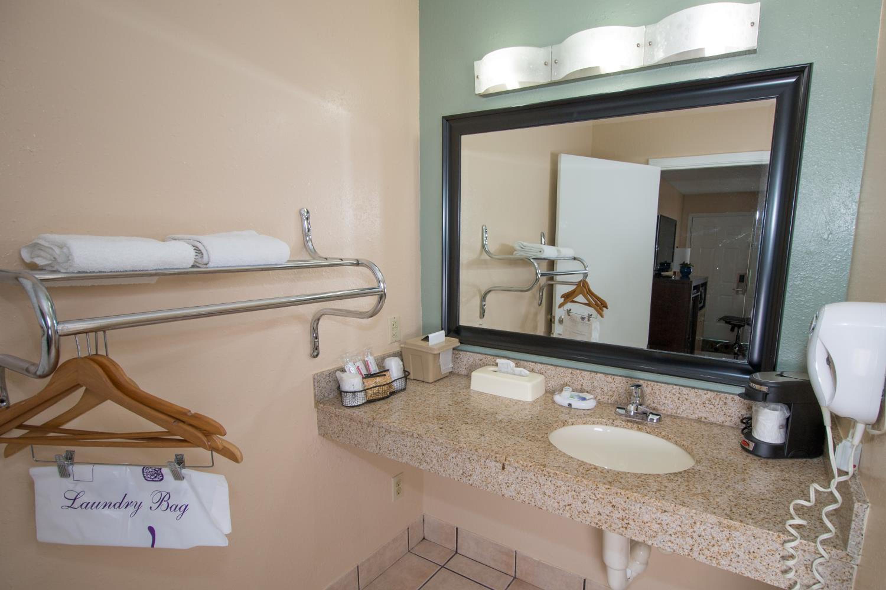King Room - Non-Smoking - Photo 3