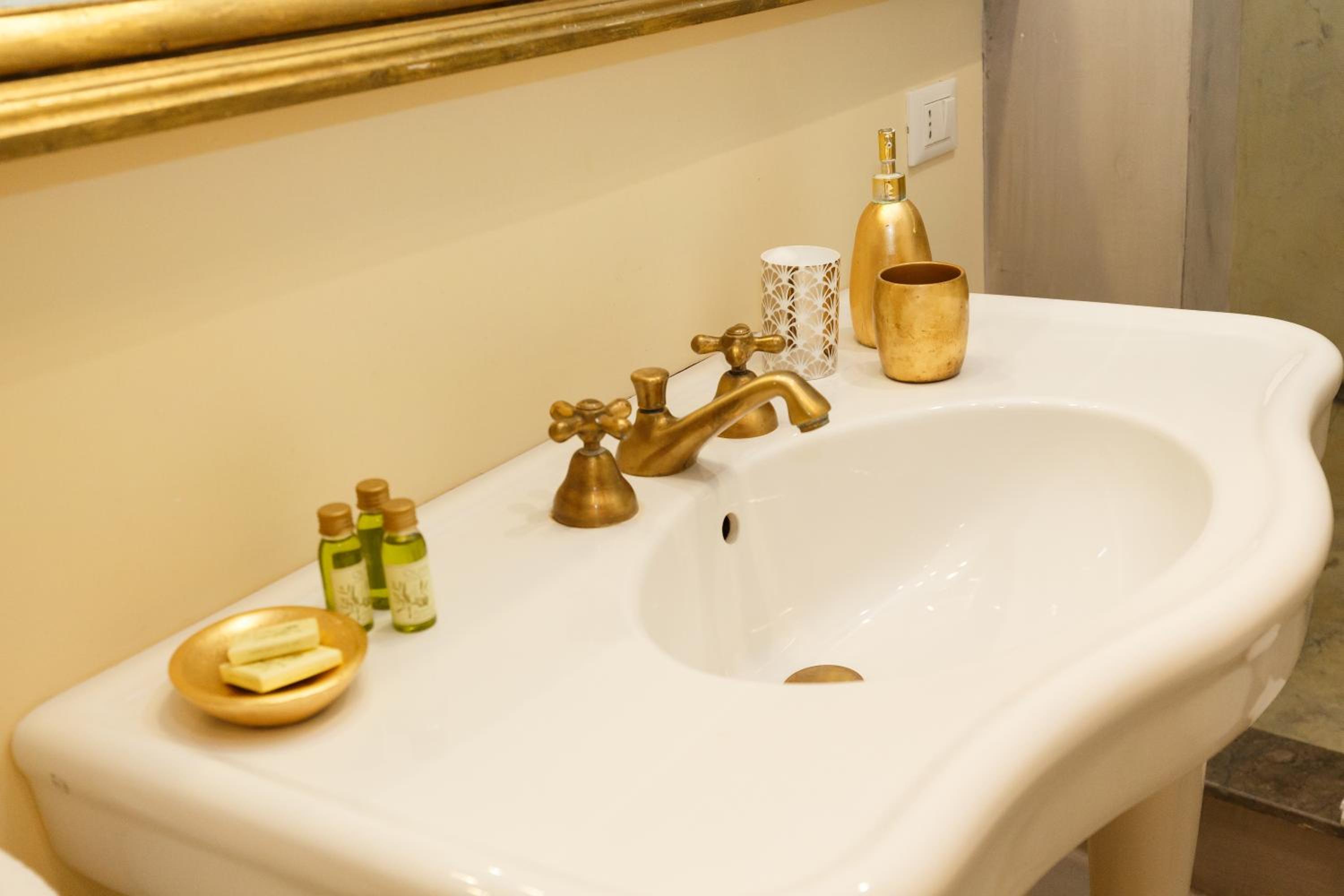 Superior Double or Twin Room - Photo 11