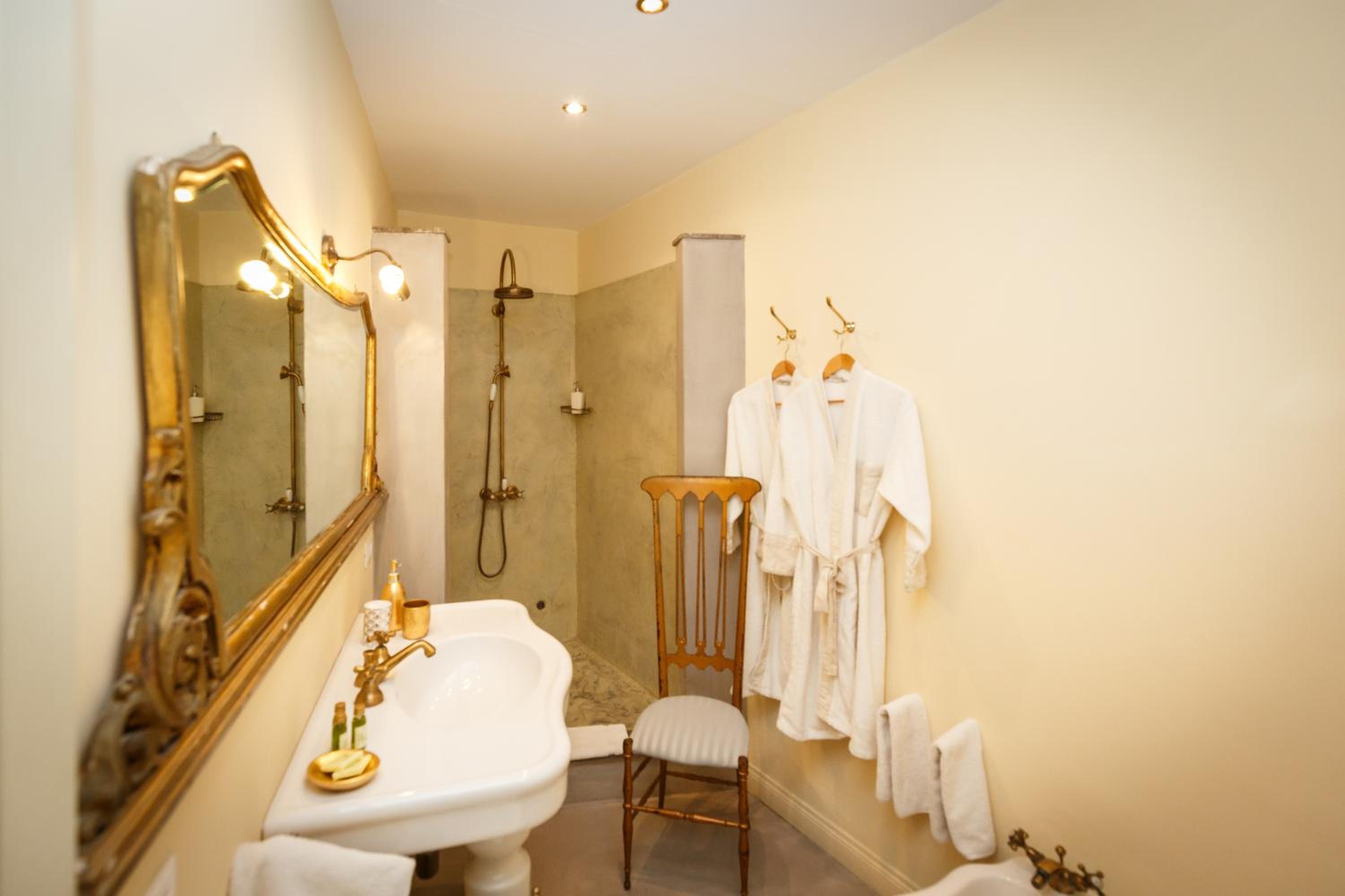 Superior Double or Twin Room - Photo 12