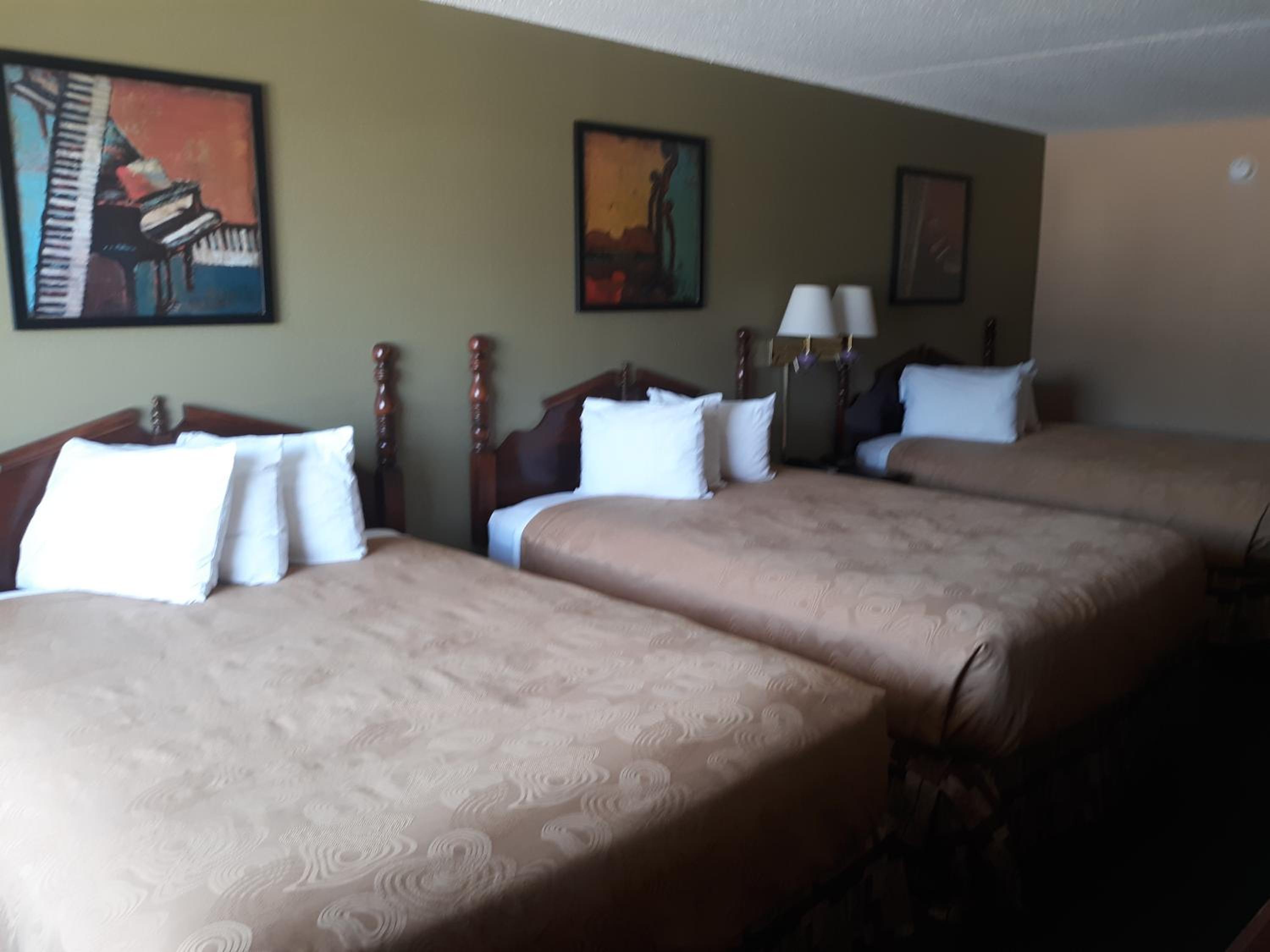 Queen Room with Three Queen Beds - First Floor - Non-Smoking - Photo 3