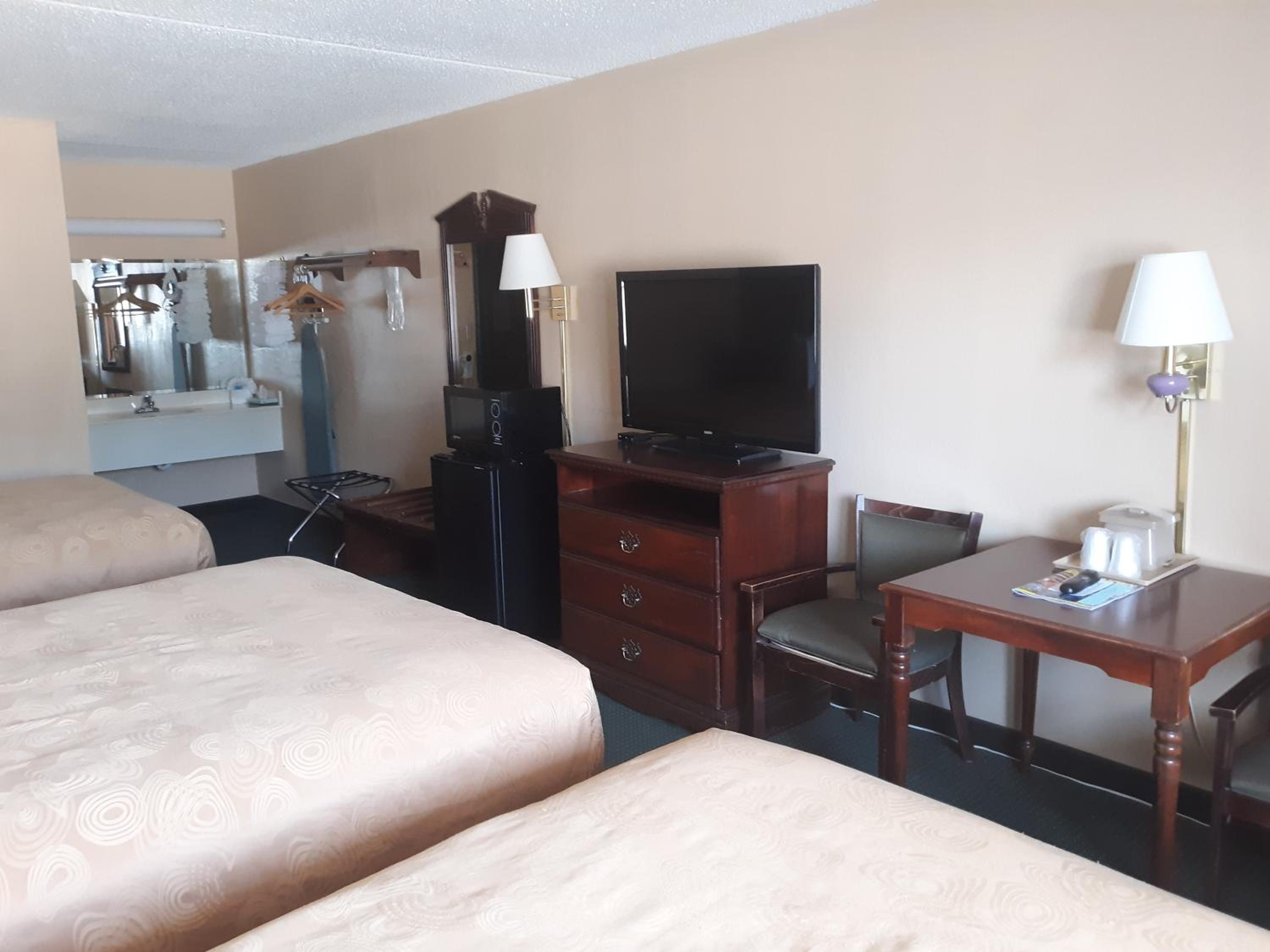 Queen Room with Three Queen Beds - First Floor - Non-Smoking - Photo 2