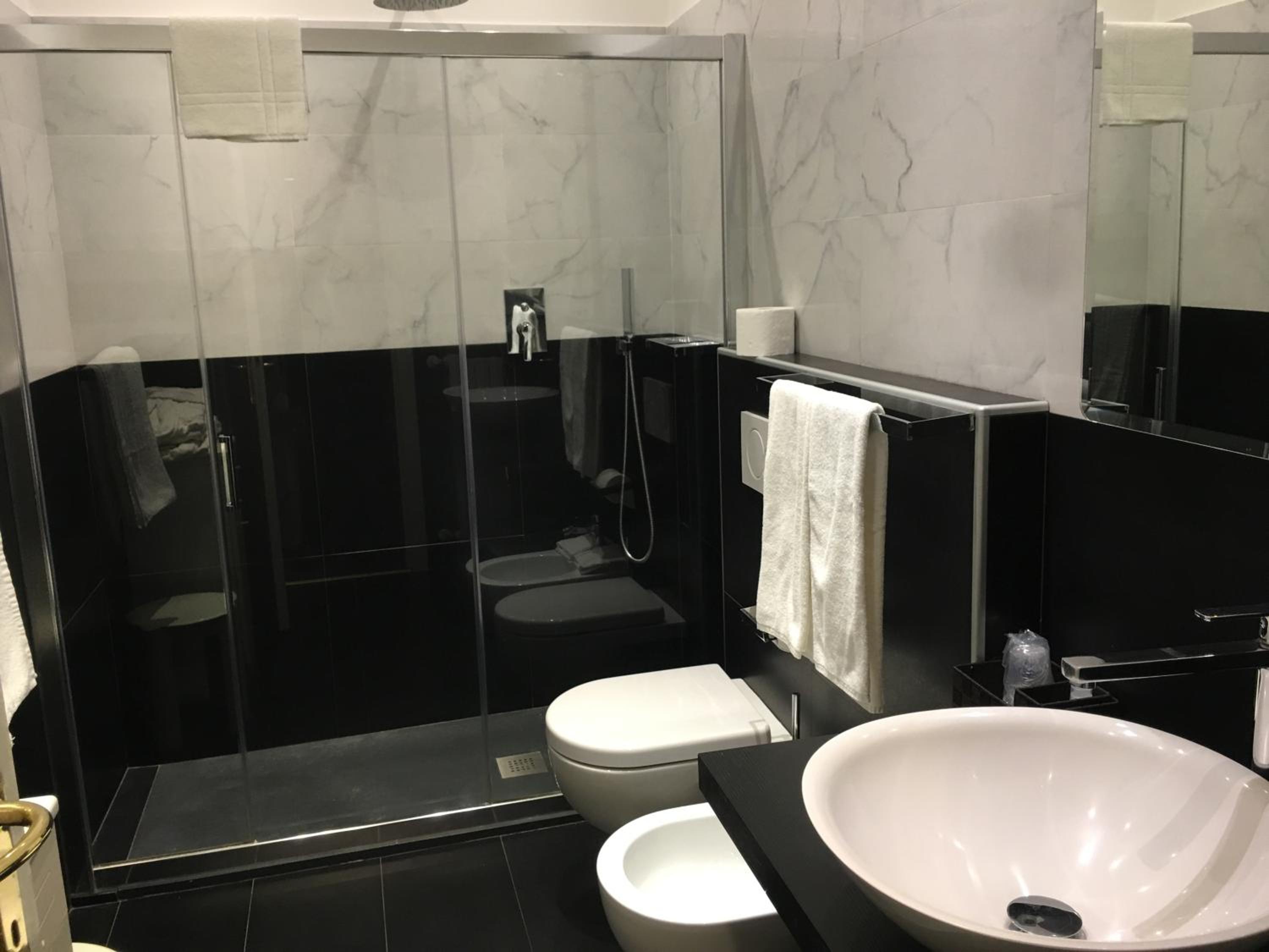 Double or Twin Room with Lake View - Photo 8