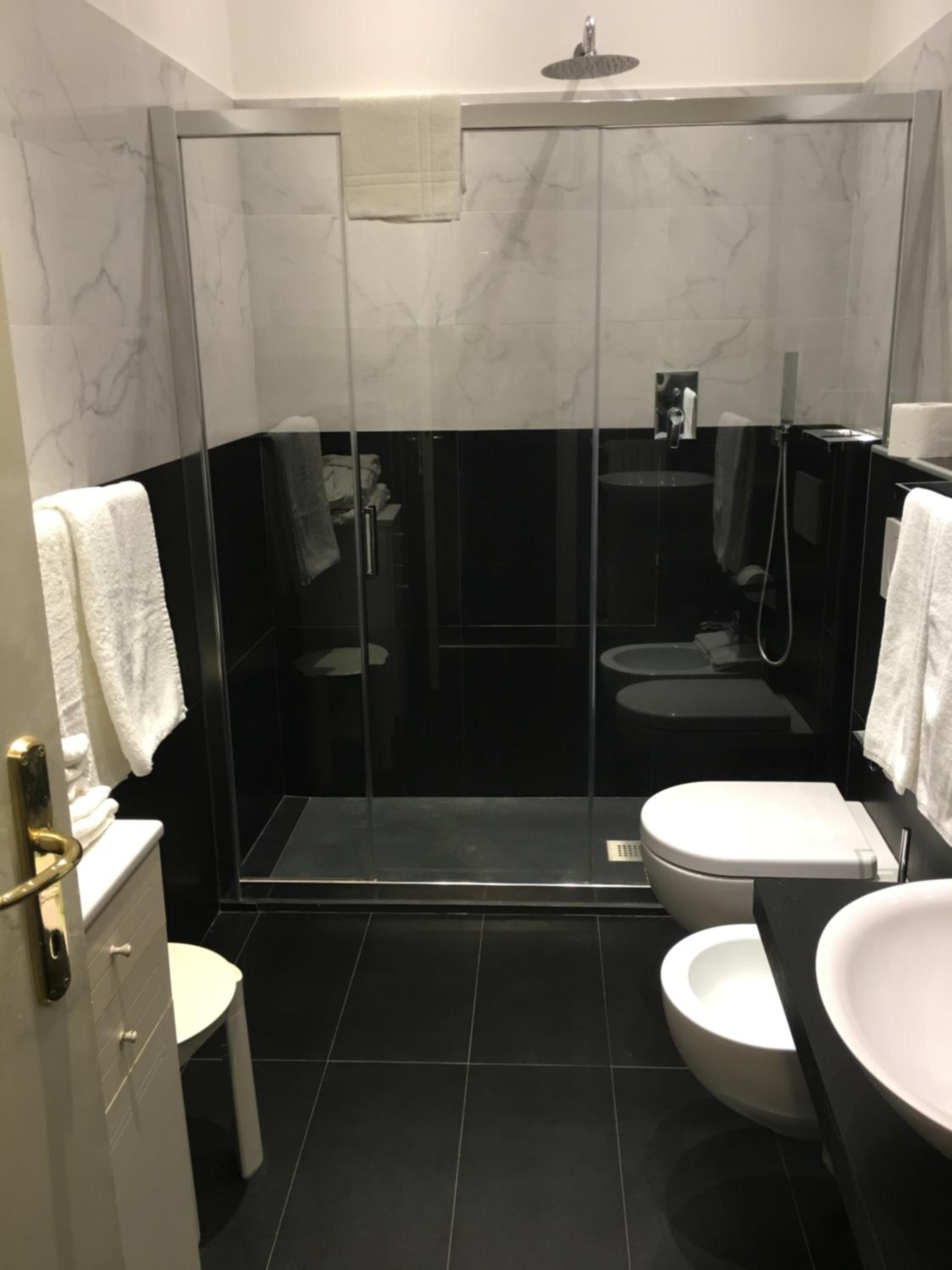 Double or Twin Room with Lake View - Photo 6