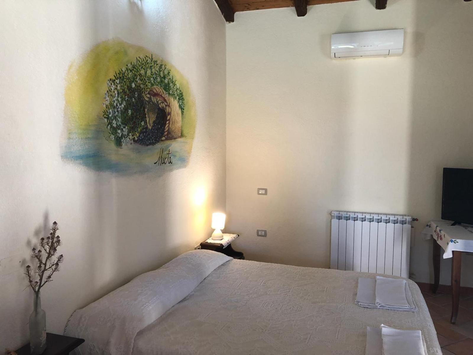 Large Double Room - Photo 3