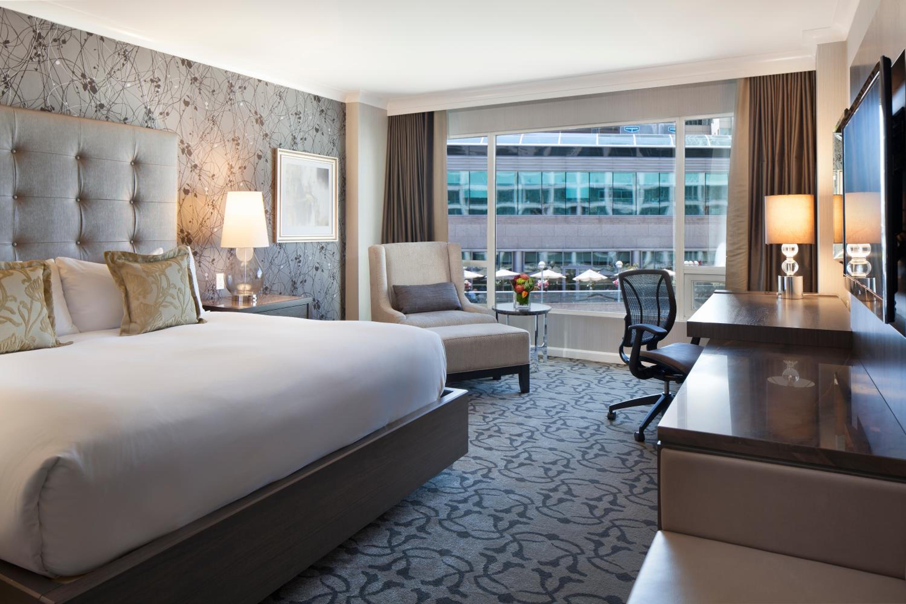 Fairmont Gold City View King Room thumbnail 5