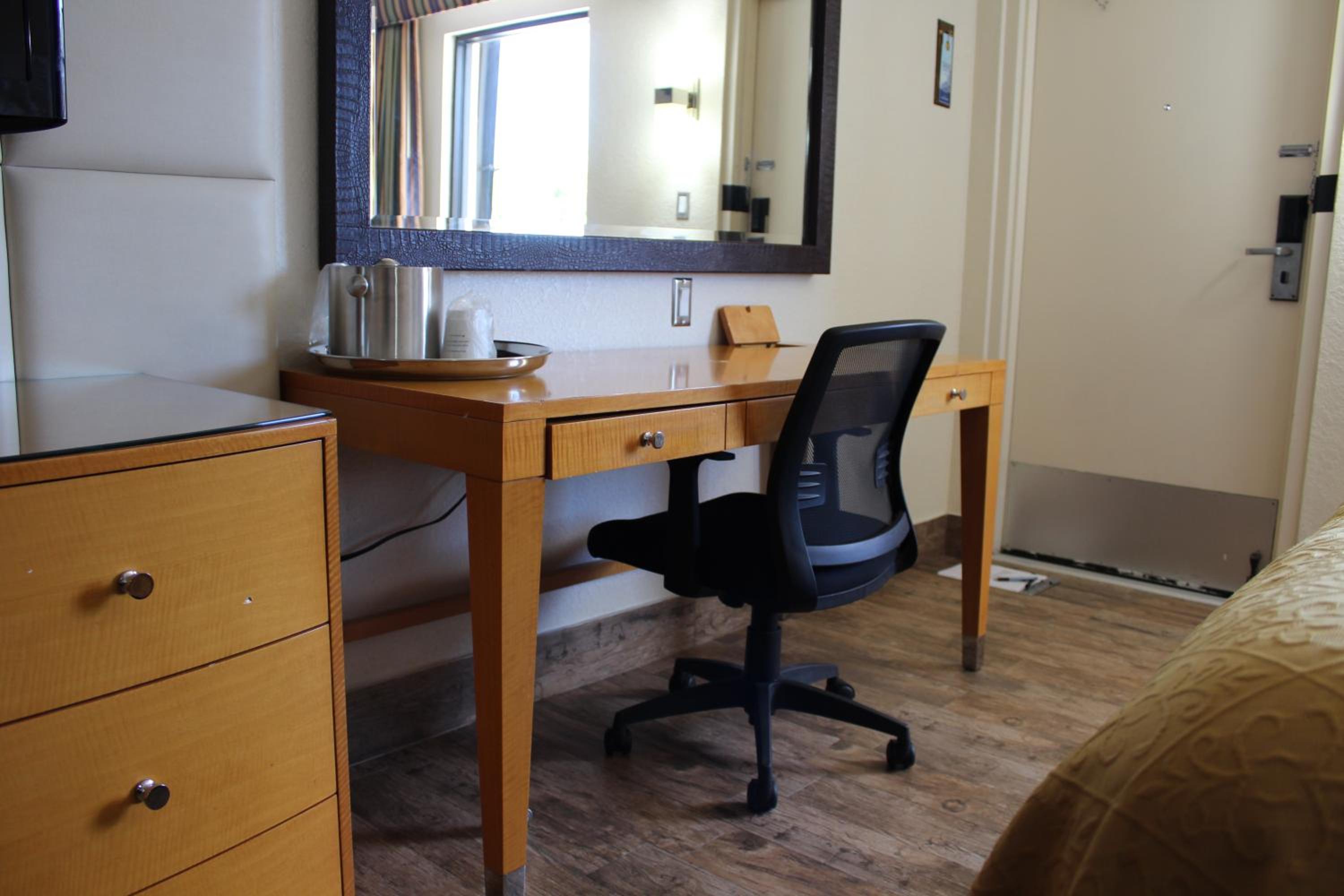 Queen Room with Two Queen Beds - Ground Floor/Non-Smoking - Photo 3