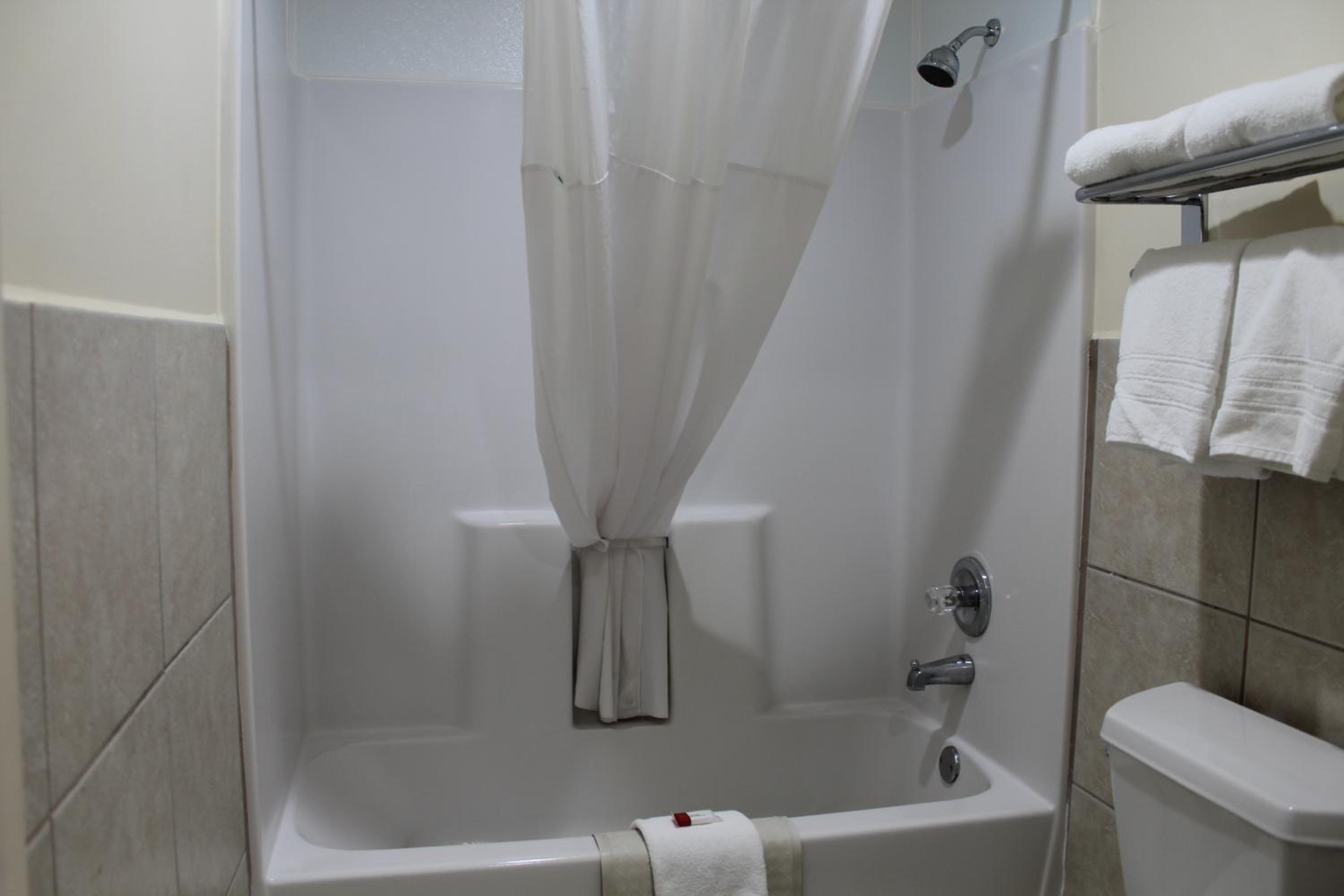 Queen Room with Two Queen Beds - Ground Floor/Non-Smoking - Photo 7