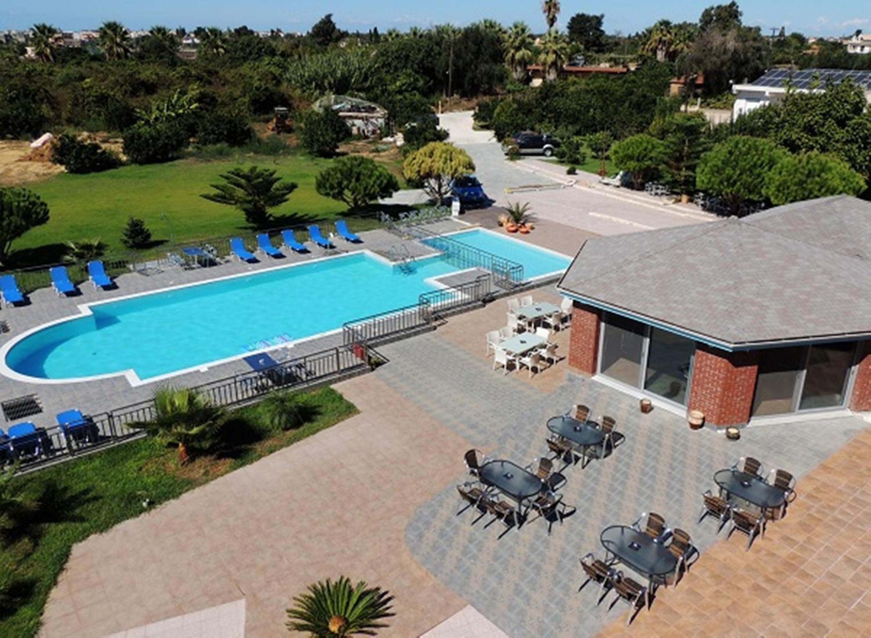 Junior Suite with Pool View (2 Adults + 2 Children)  photo 2