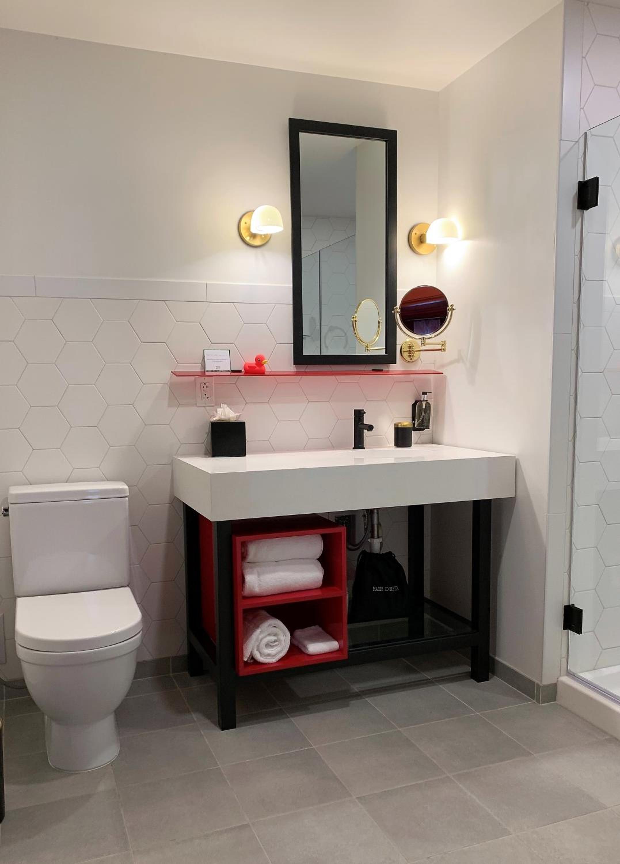 King Suite - 1 Bedroom With Kitchenette - Photo 4