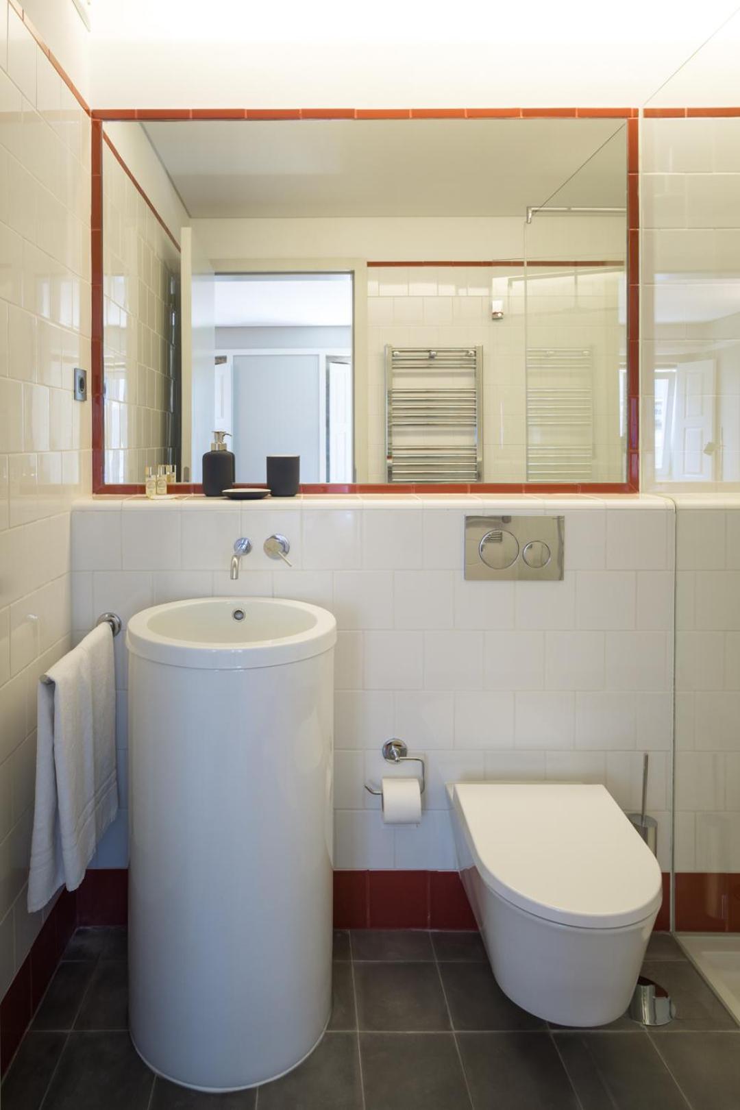 Apartment with Balcony - Photo 9
